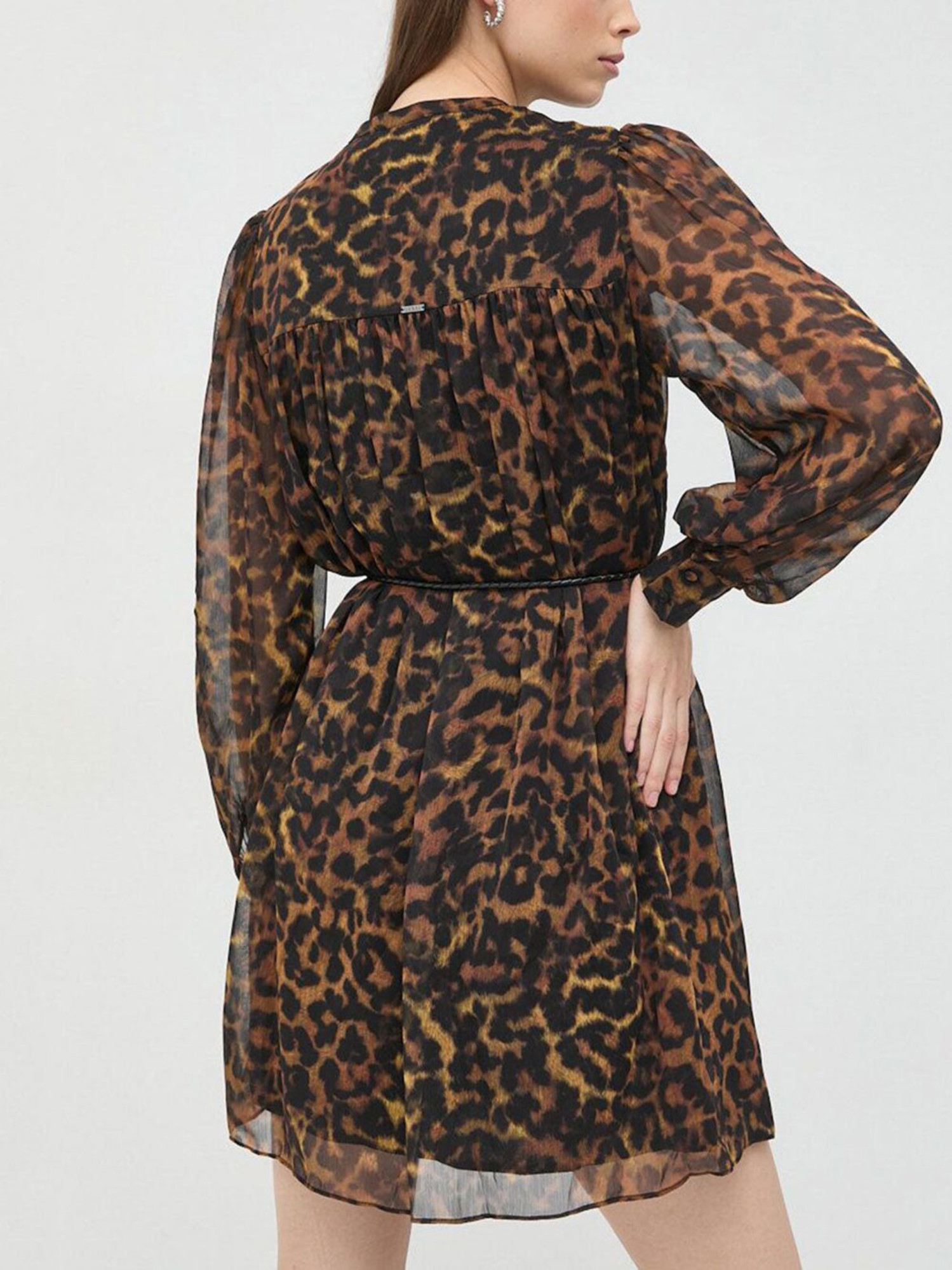 detail Guess dámské šaty se zvířecím vzorem