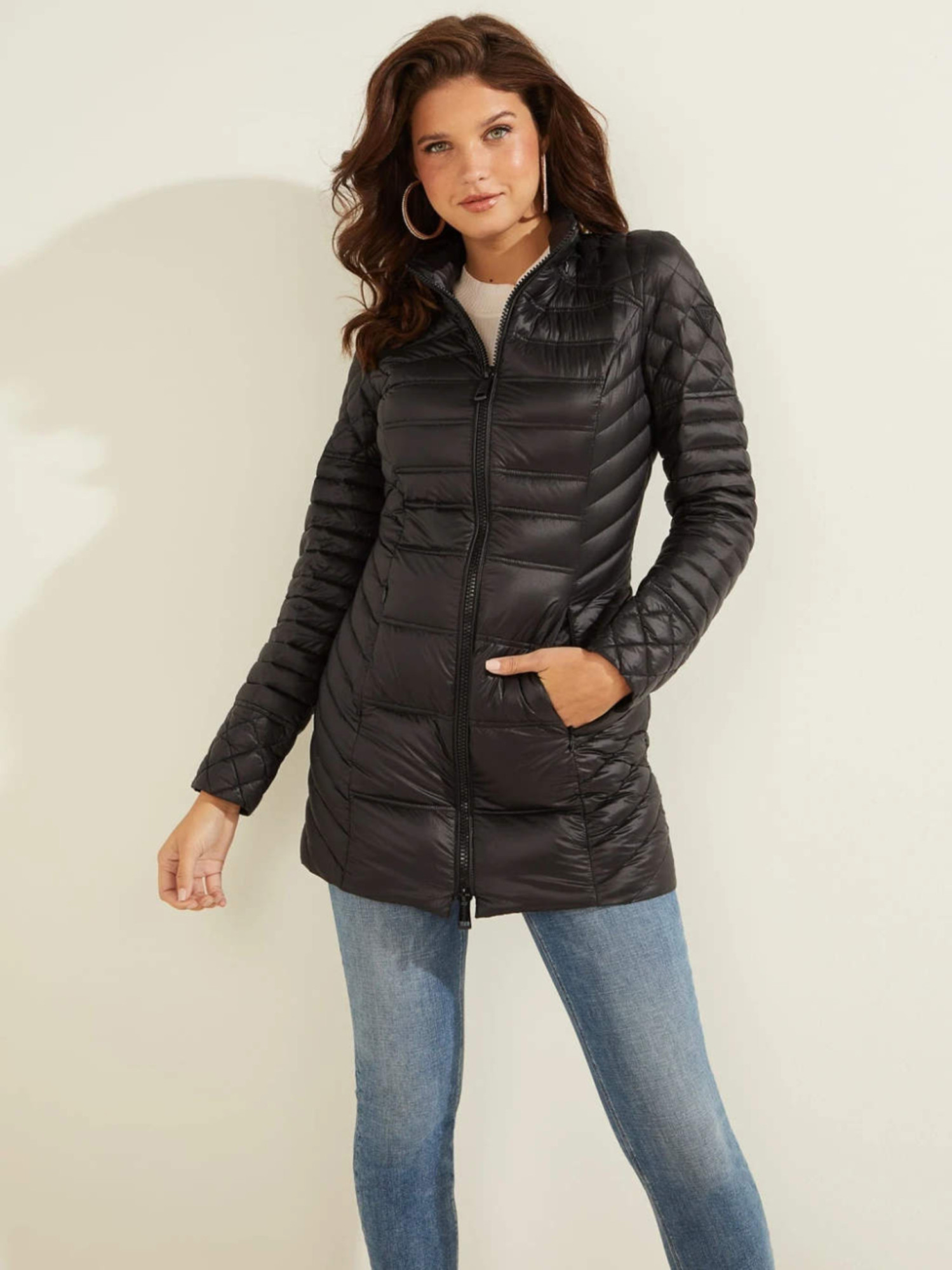 detail Guess dámská lehká černá bunda