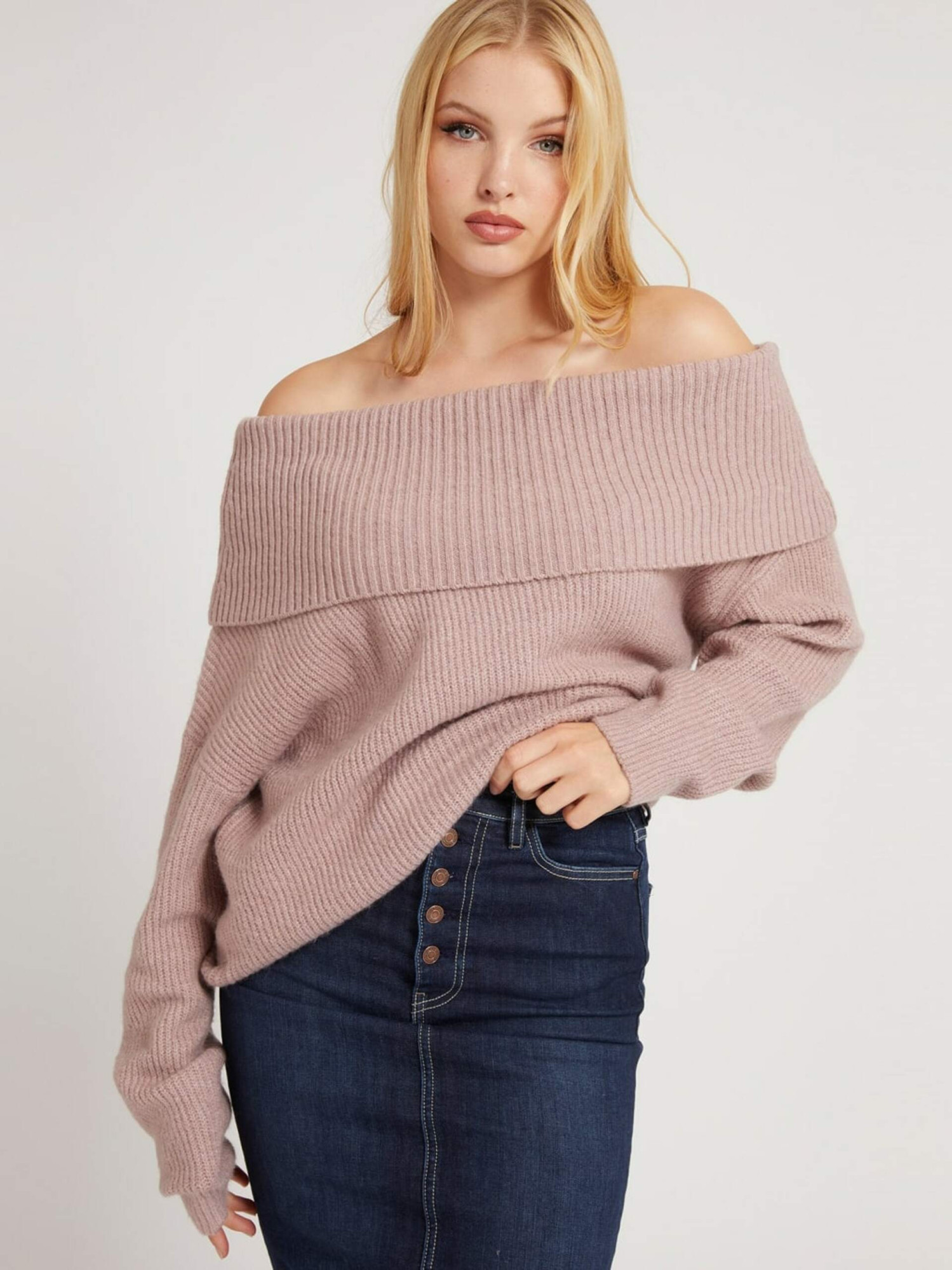 detail Guess dámský starorůžový svetr