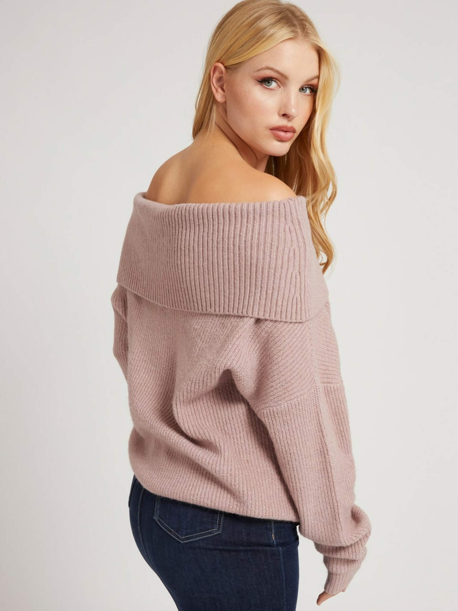 detail Guess dámský starorůžový svetr