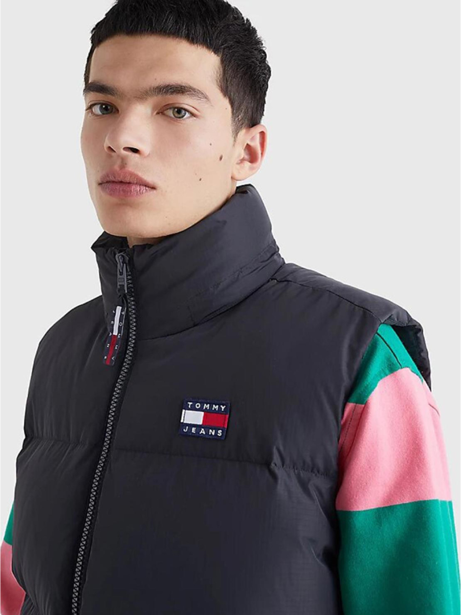 detail Tommy Jeans pánská péřová černá vesta