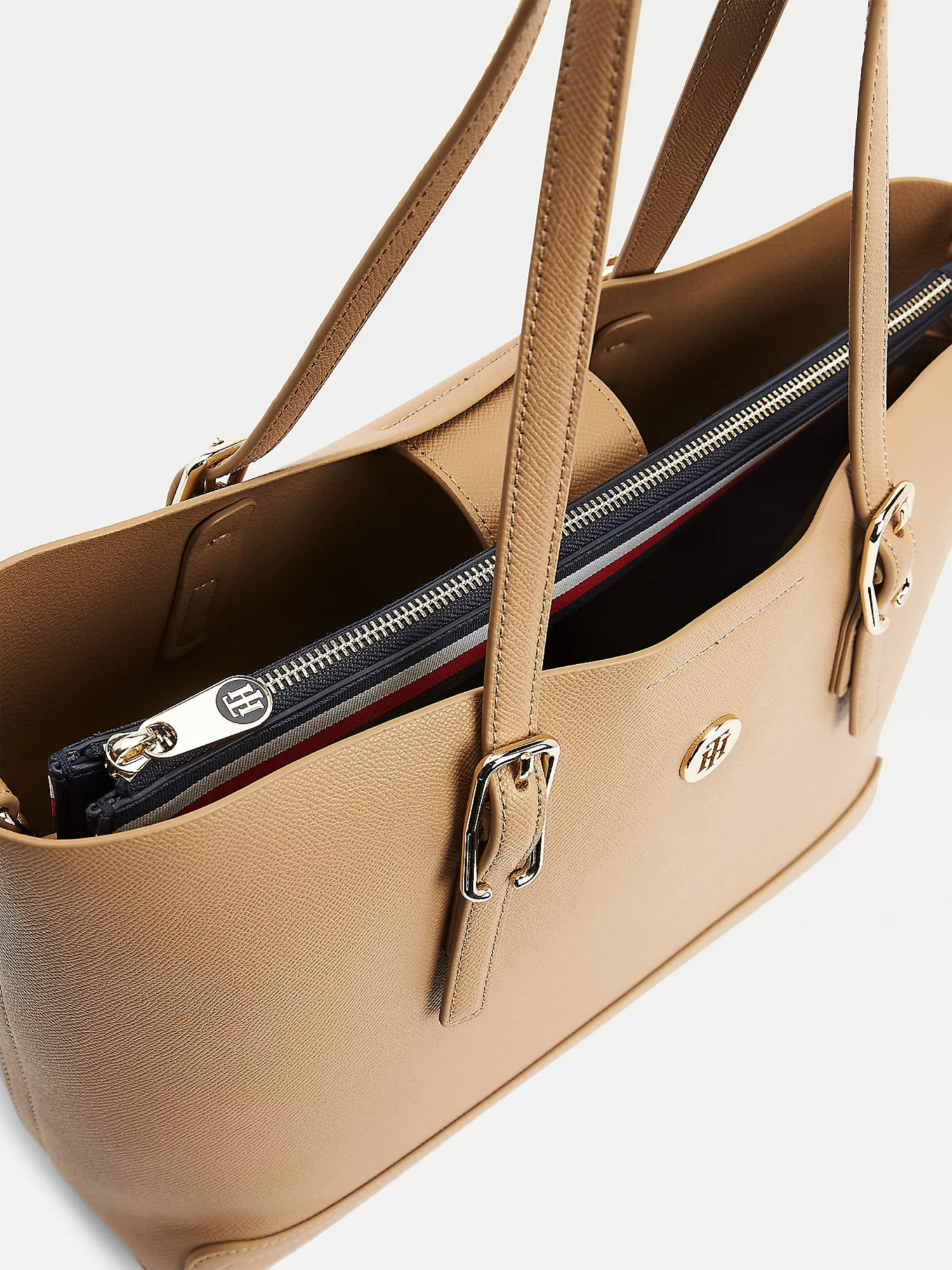 detail Tommy Hilfiger dámská hnědá kabelka