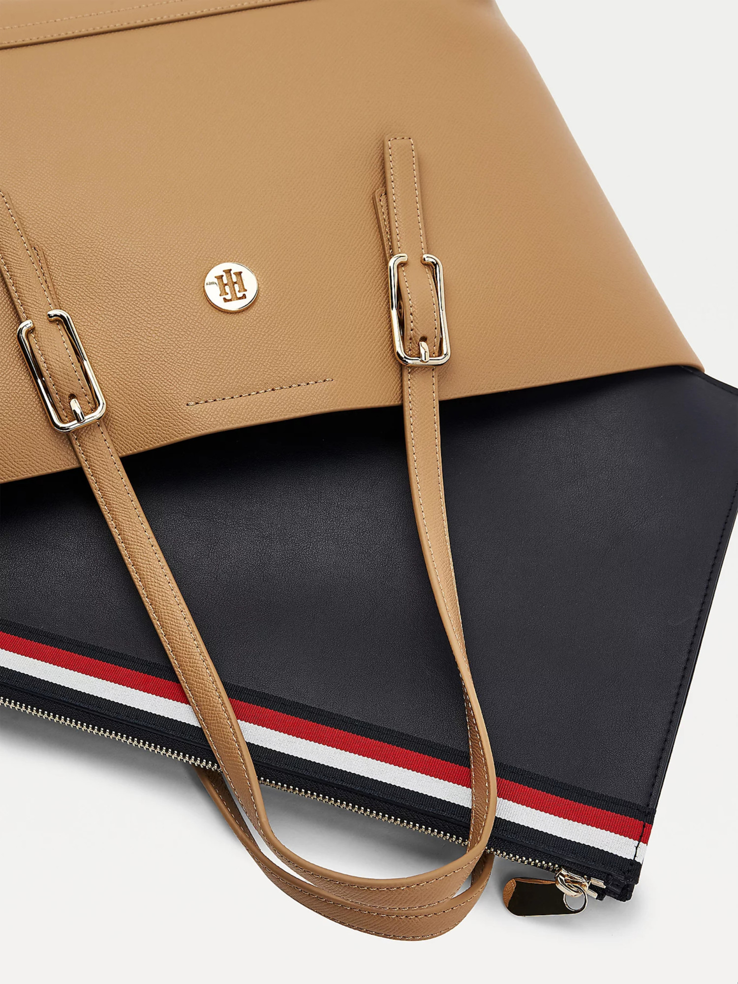 detail Tommy Hilfiger dámská hnědá kabelka