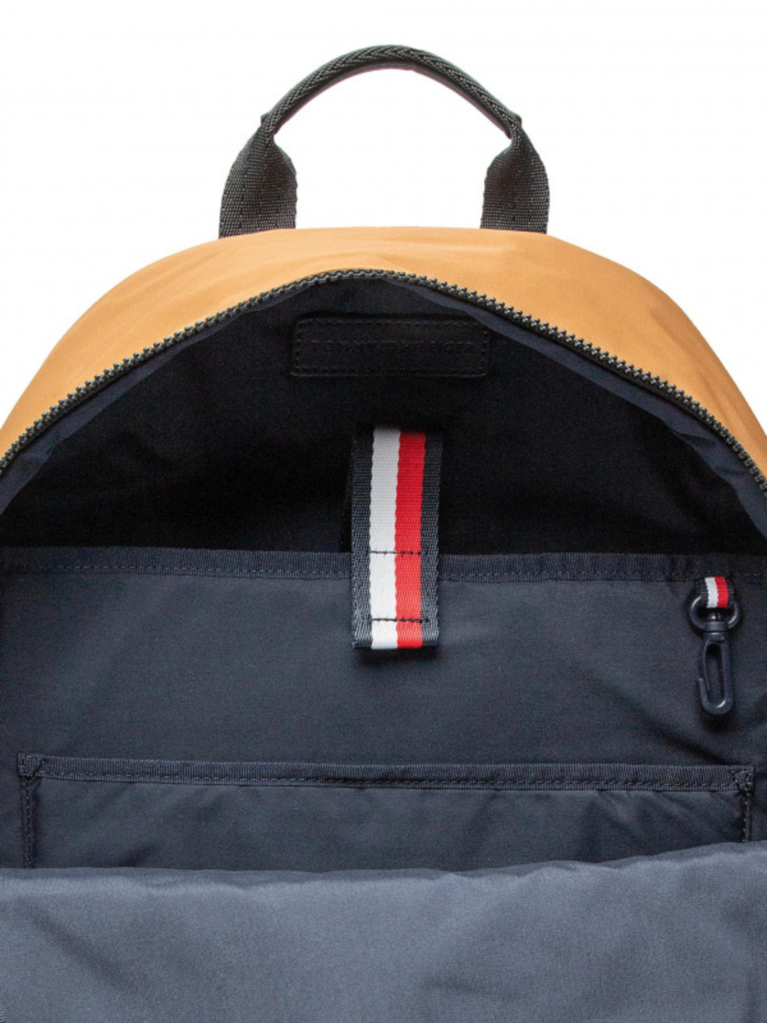 detail Tommy Hilfiger pánský hnědý batoh