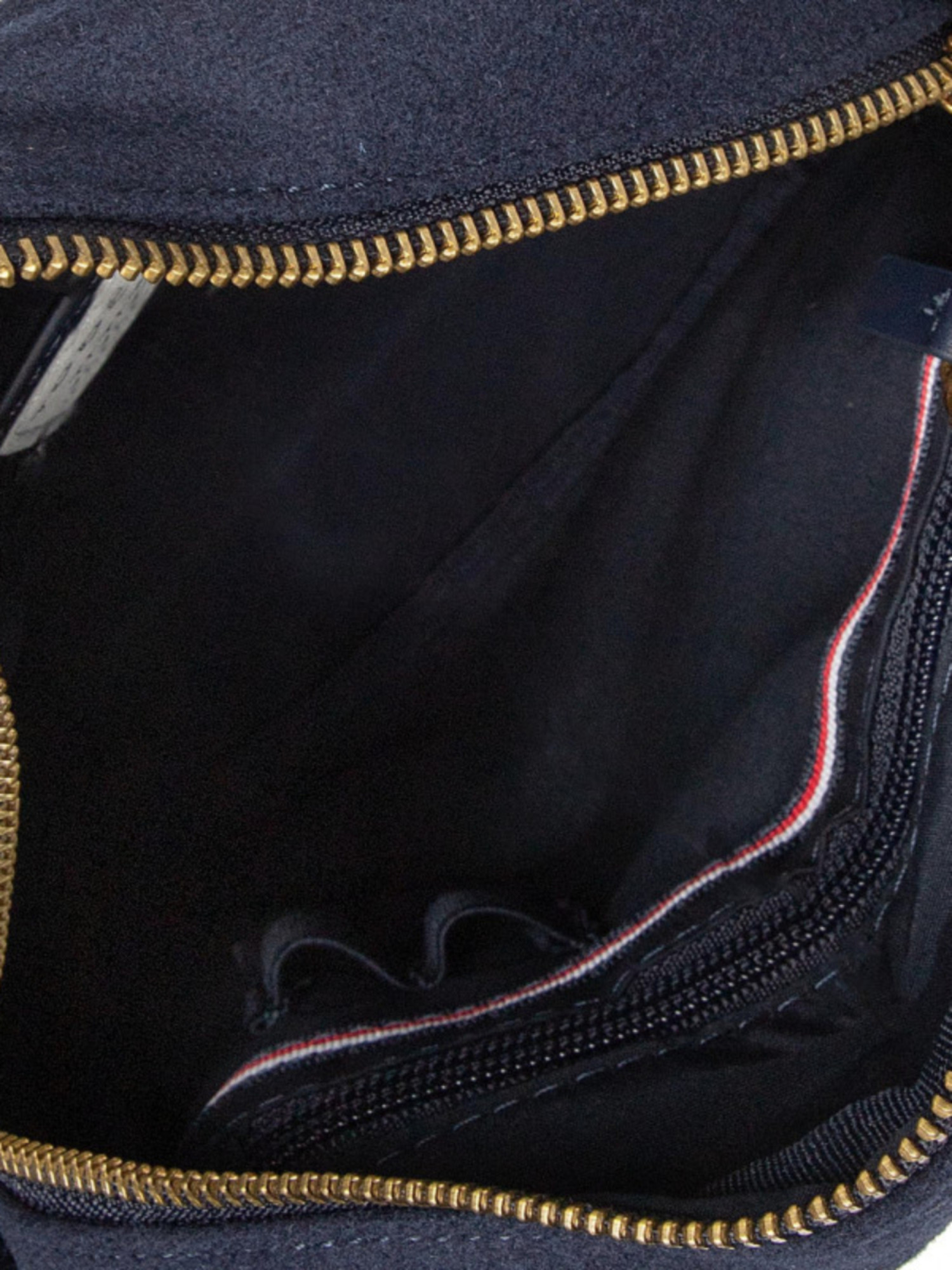 detail Tommy Hilfiger pánská tmavěmodrá taška přes rameno