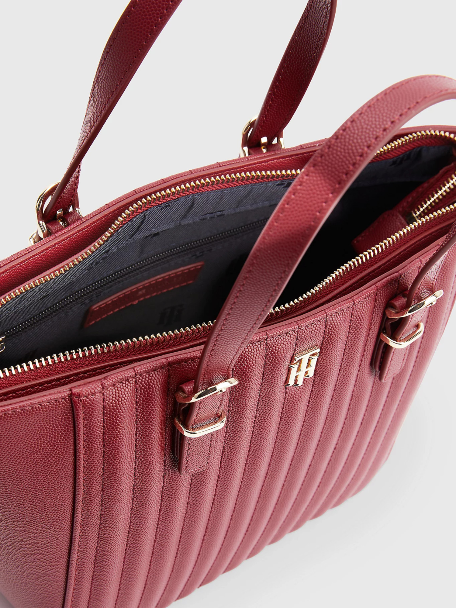 detail Tommy Hilfiger dámská vínová kabelka