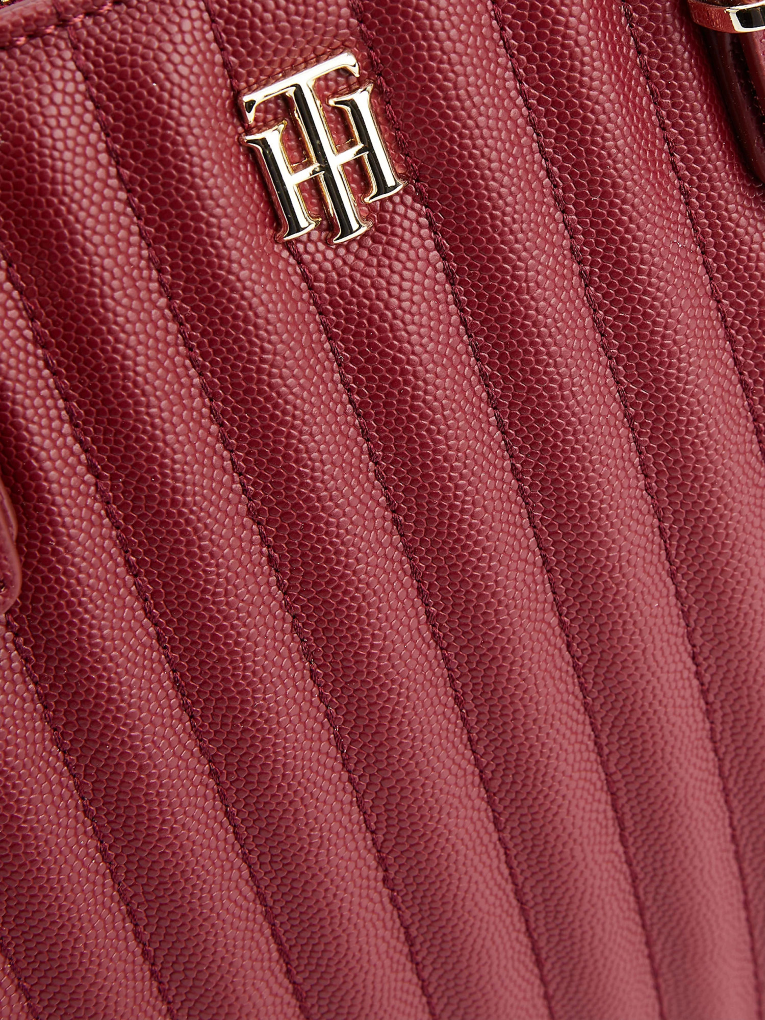 detail Tommy Hilfiger dámská vínová kabelka