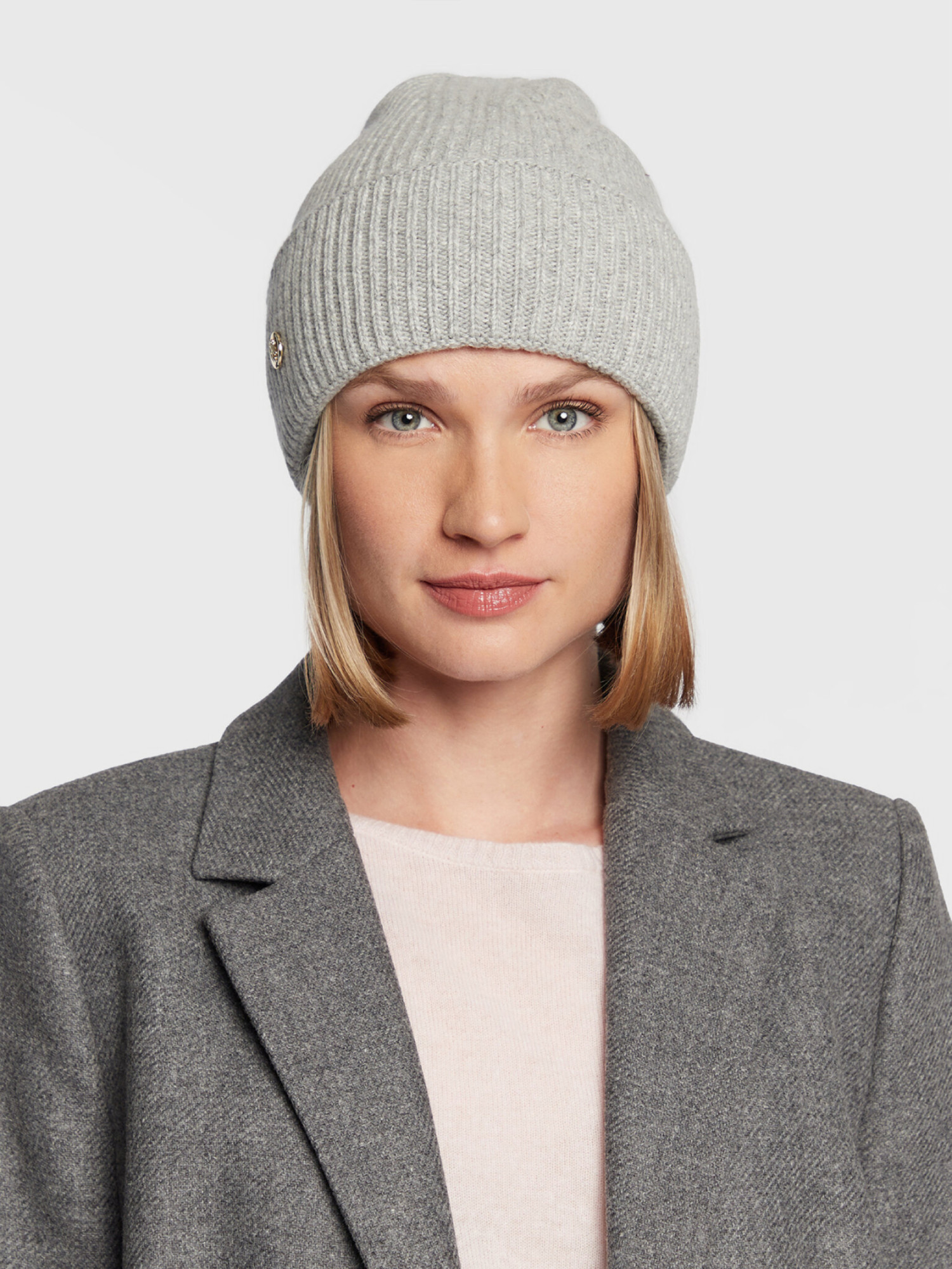 detail Tommy Hilfiger dámská šedá čepice