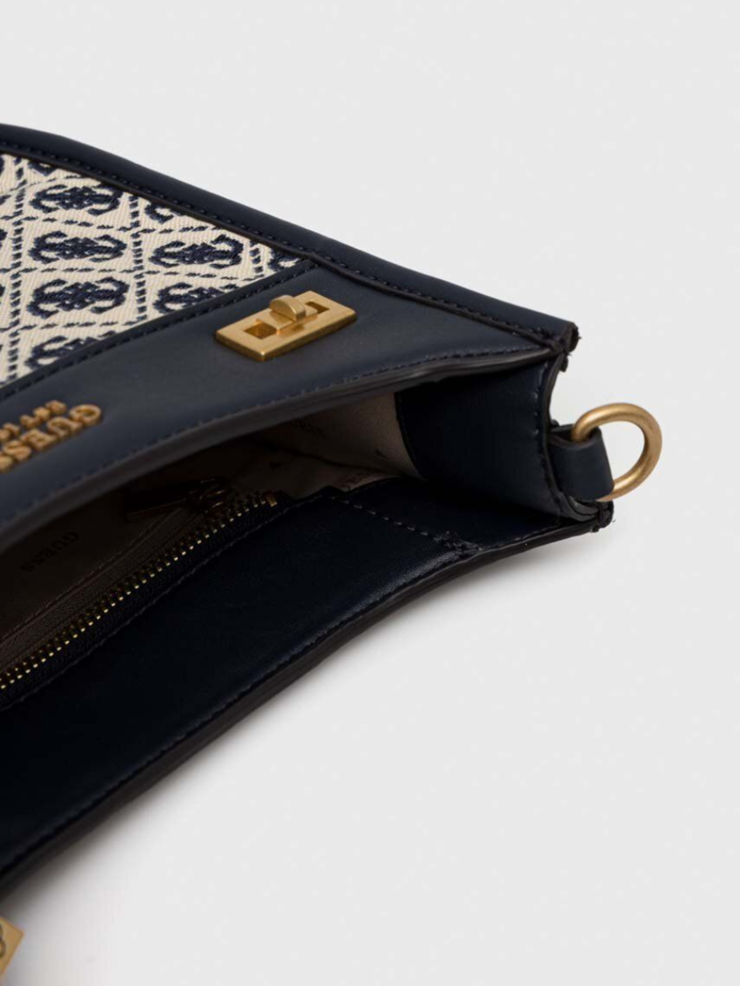 detail Guees dámská malá tmavě modrá kabelka