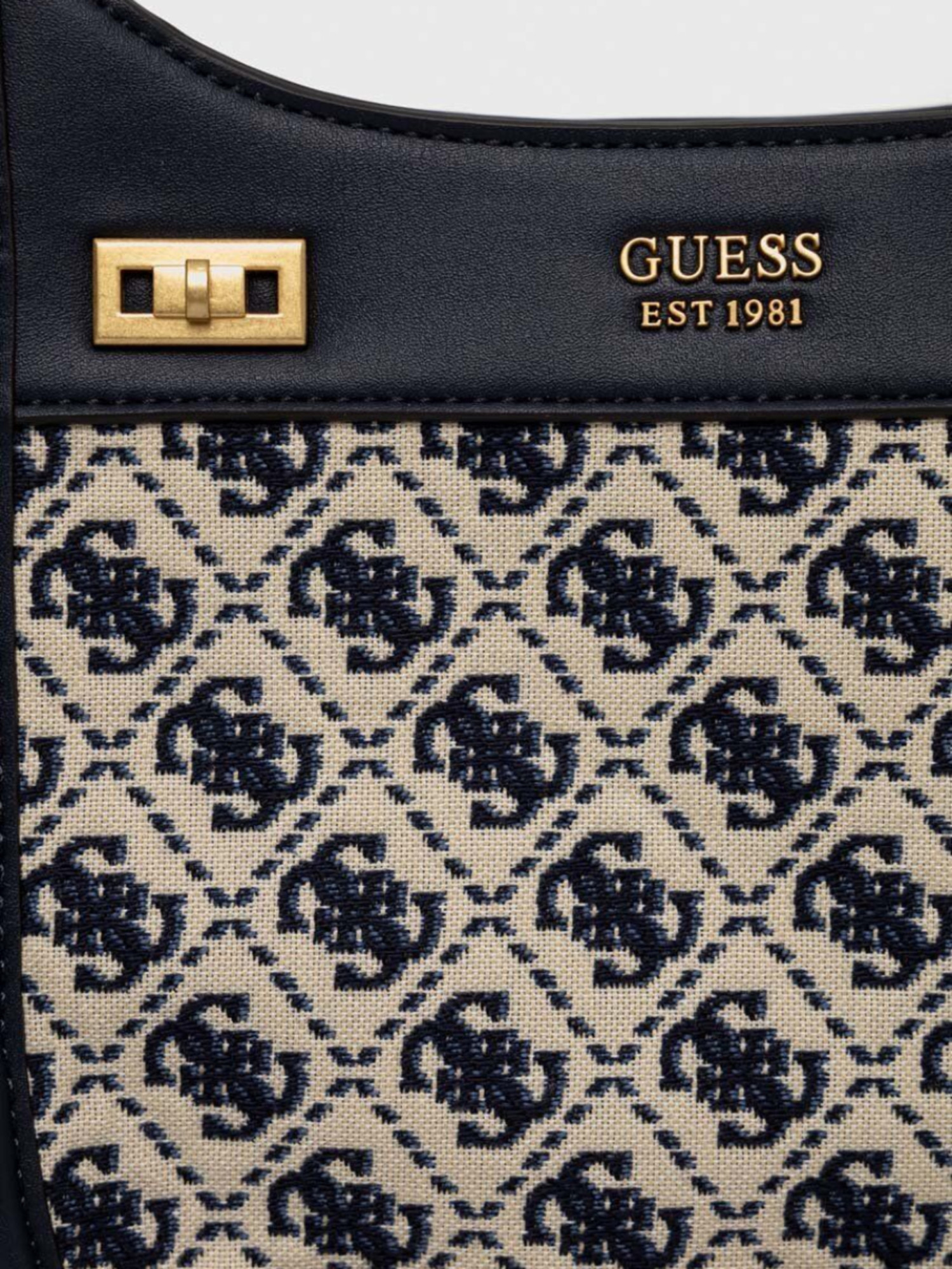 detail Guees dámská malá tmavě modrá kabelka