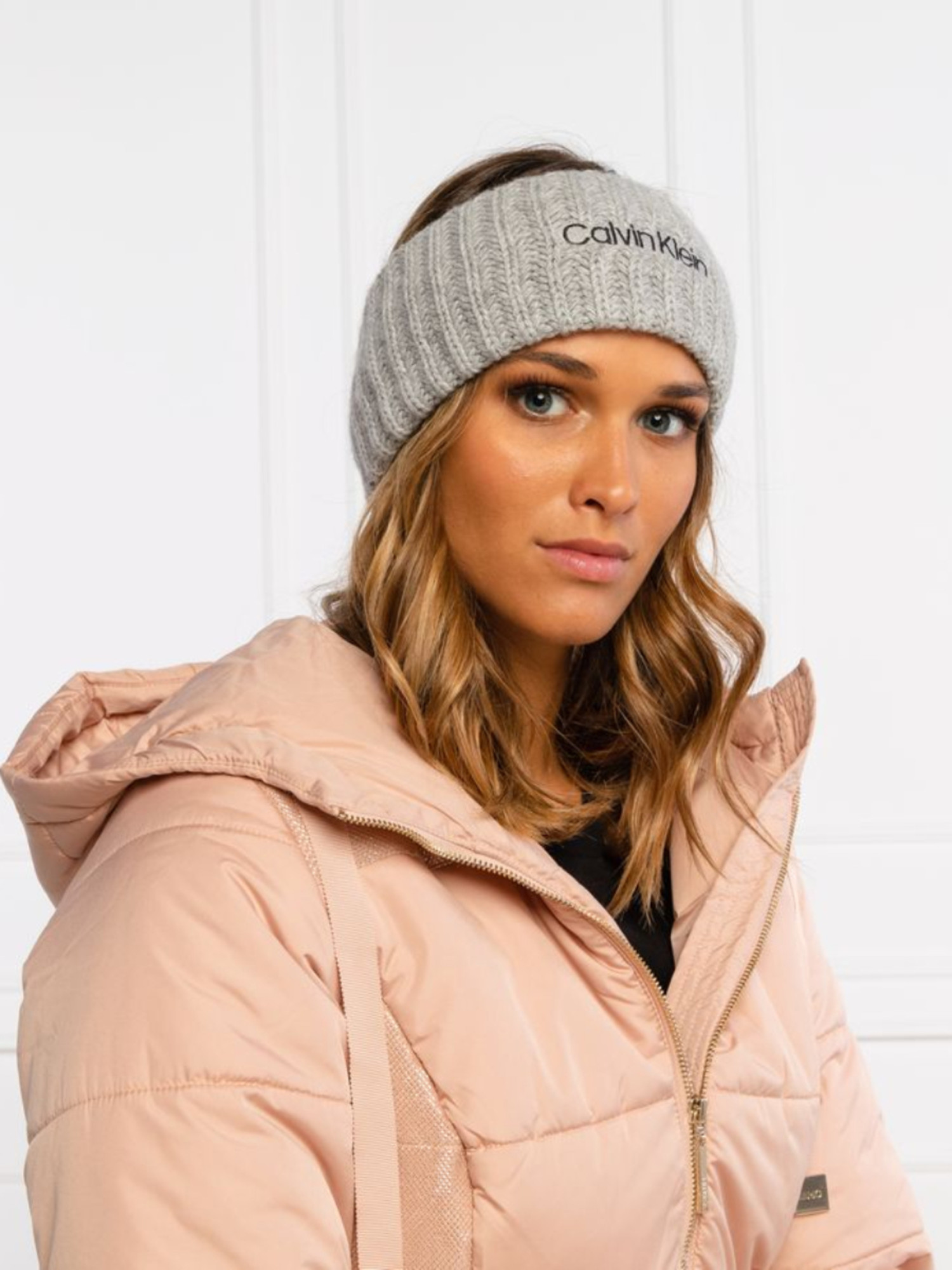 detail Calvin Klein dámská šedá čelenka