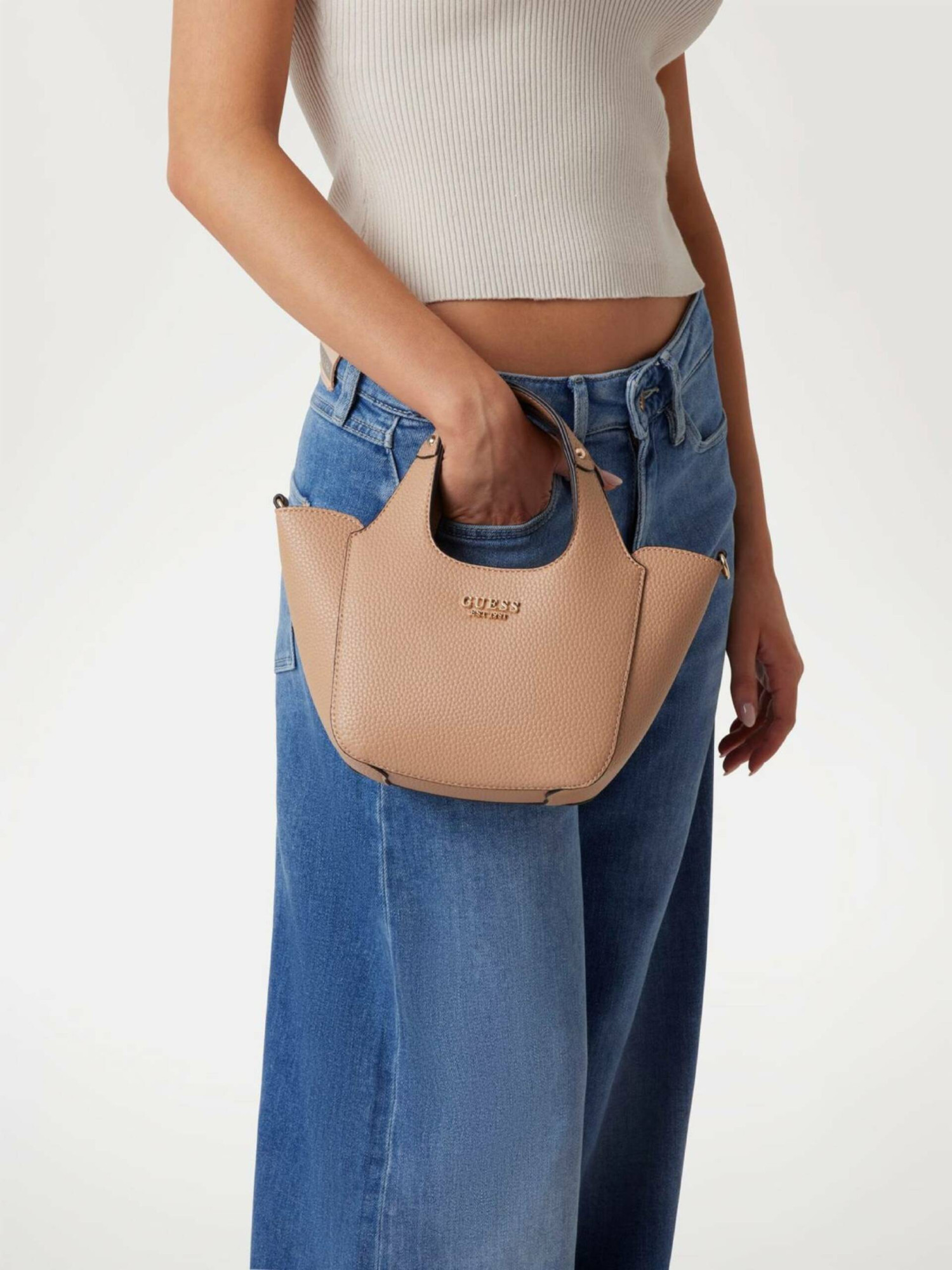 detail Guess dámská béžová kabelka