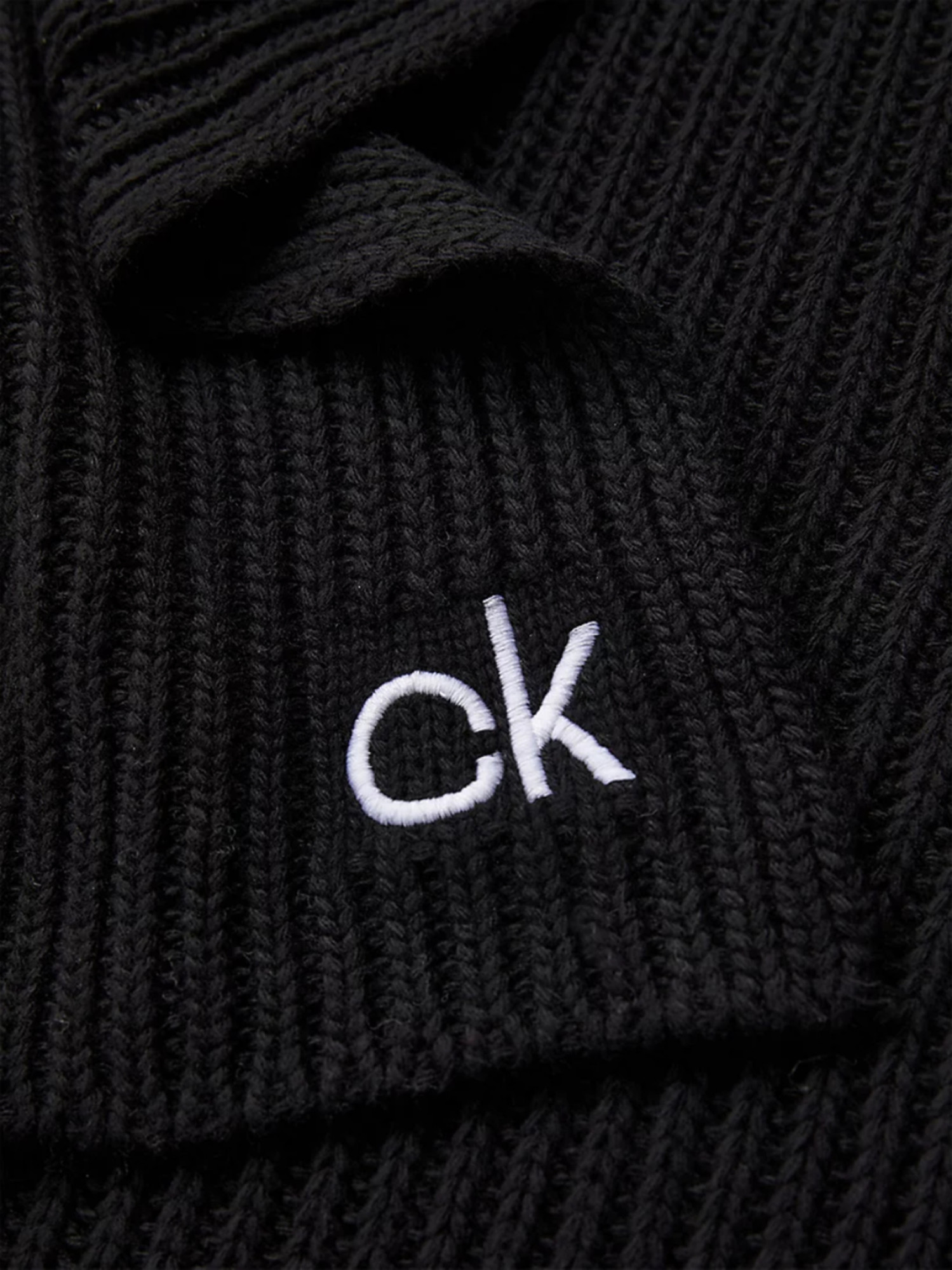 detail Calvin Klein pánská černá šála