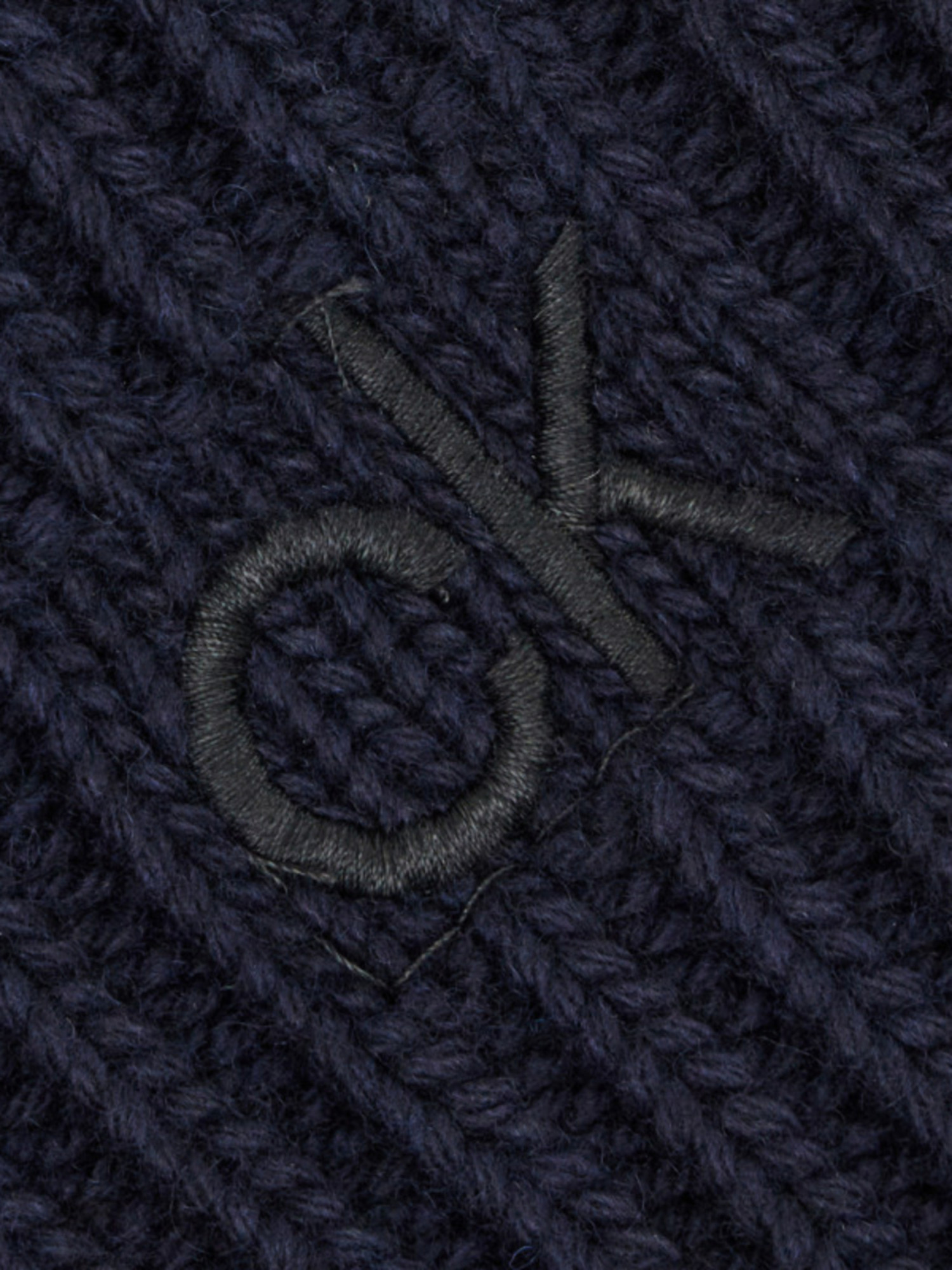 detail Calvin Klein pánská tmavě modrá čepice