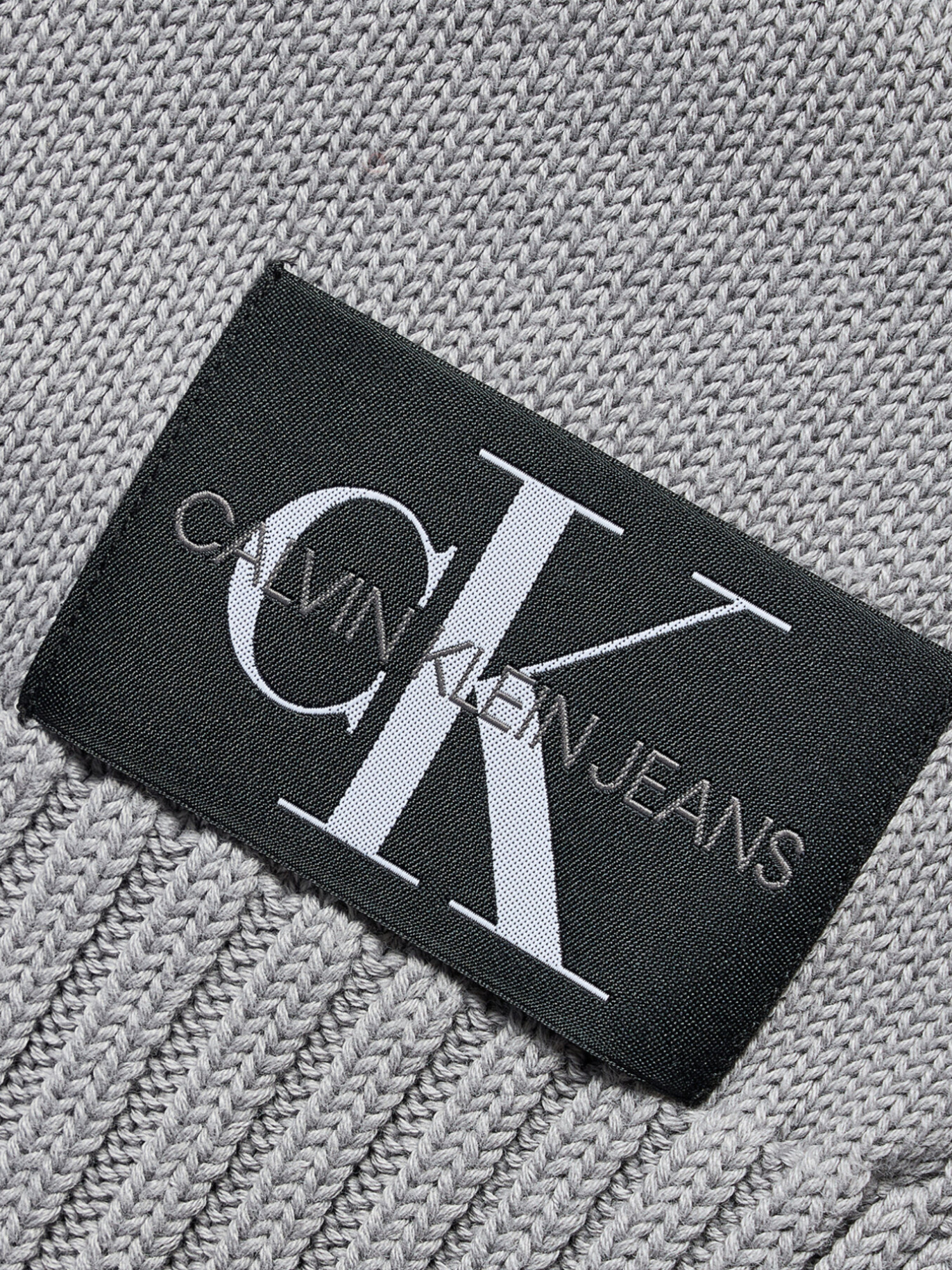 detail Calvin Klein pánská šedá šála