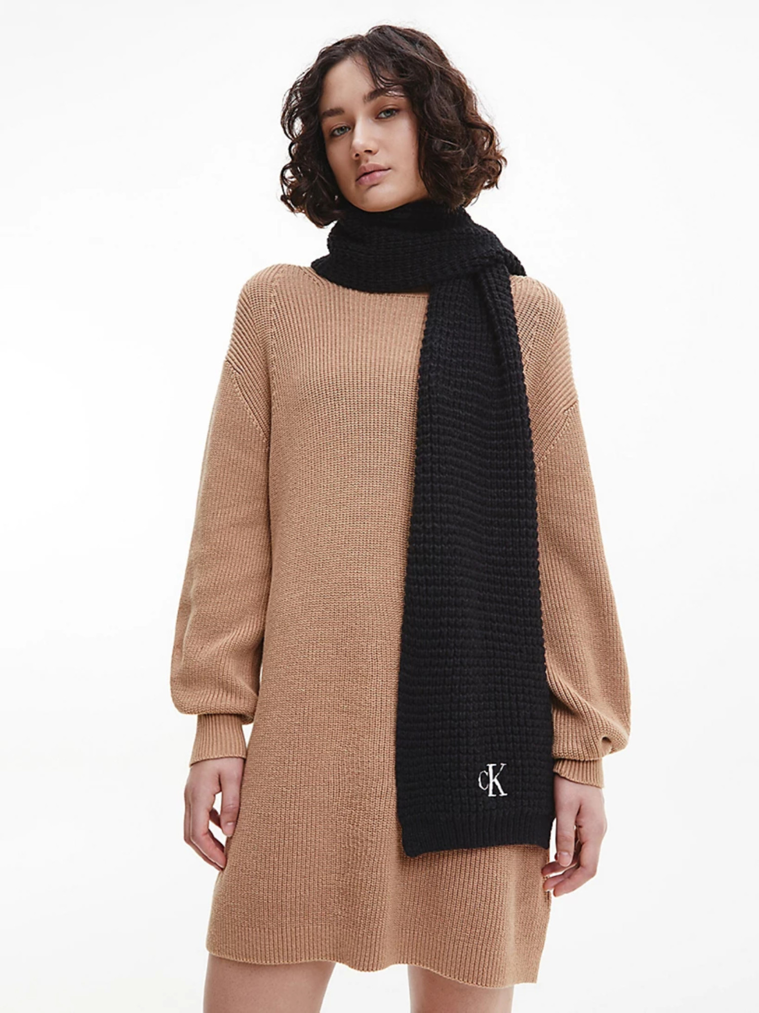 detail Calvin Klein dámská černá šála