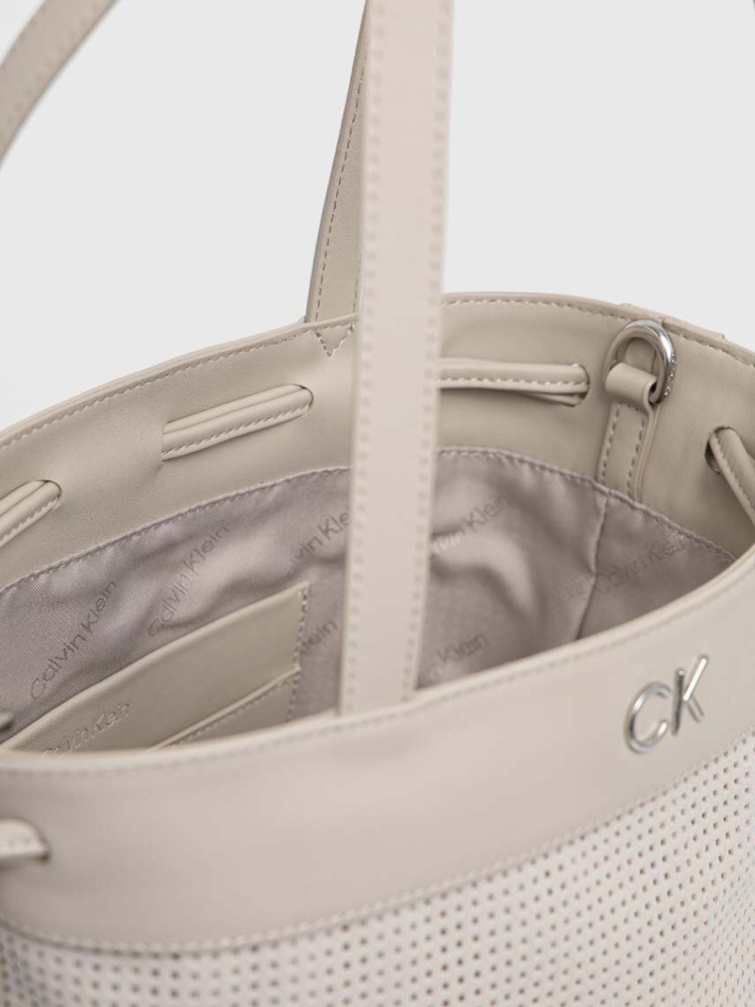 detail Calvin Klein dámská béžová kabelka
