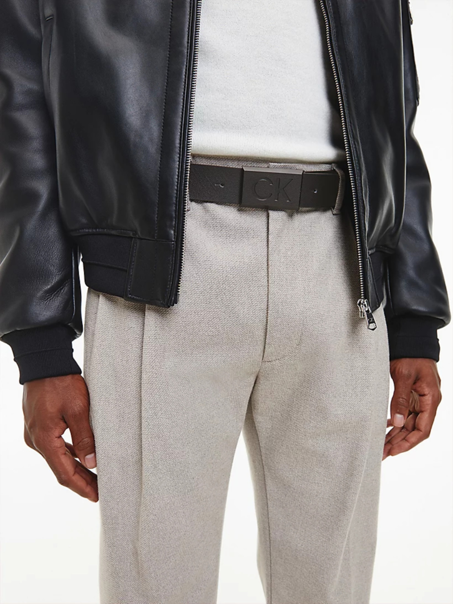 detail Calvin Klein pánský černý pásek