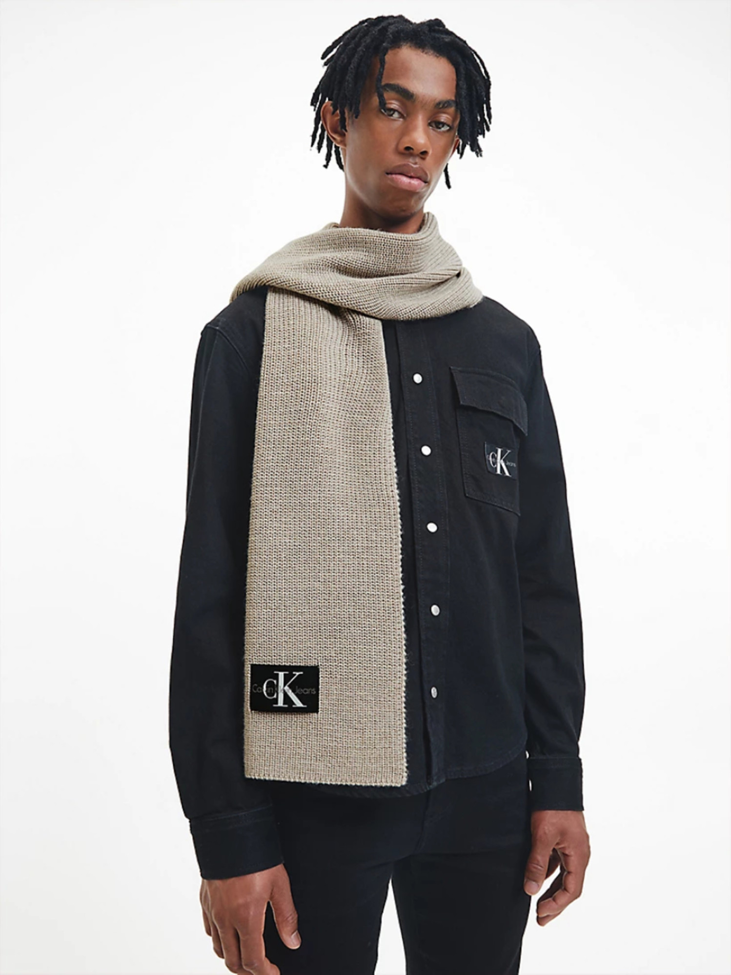 detail Calvin Klein pánská béžová šála