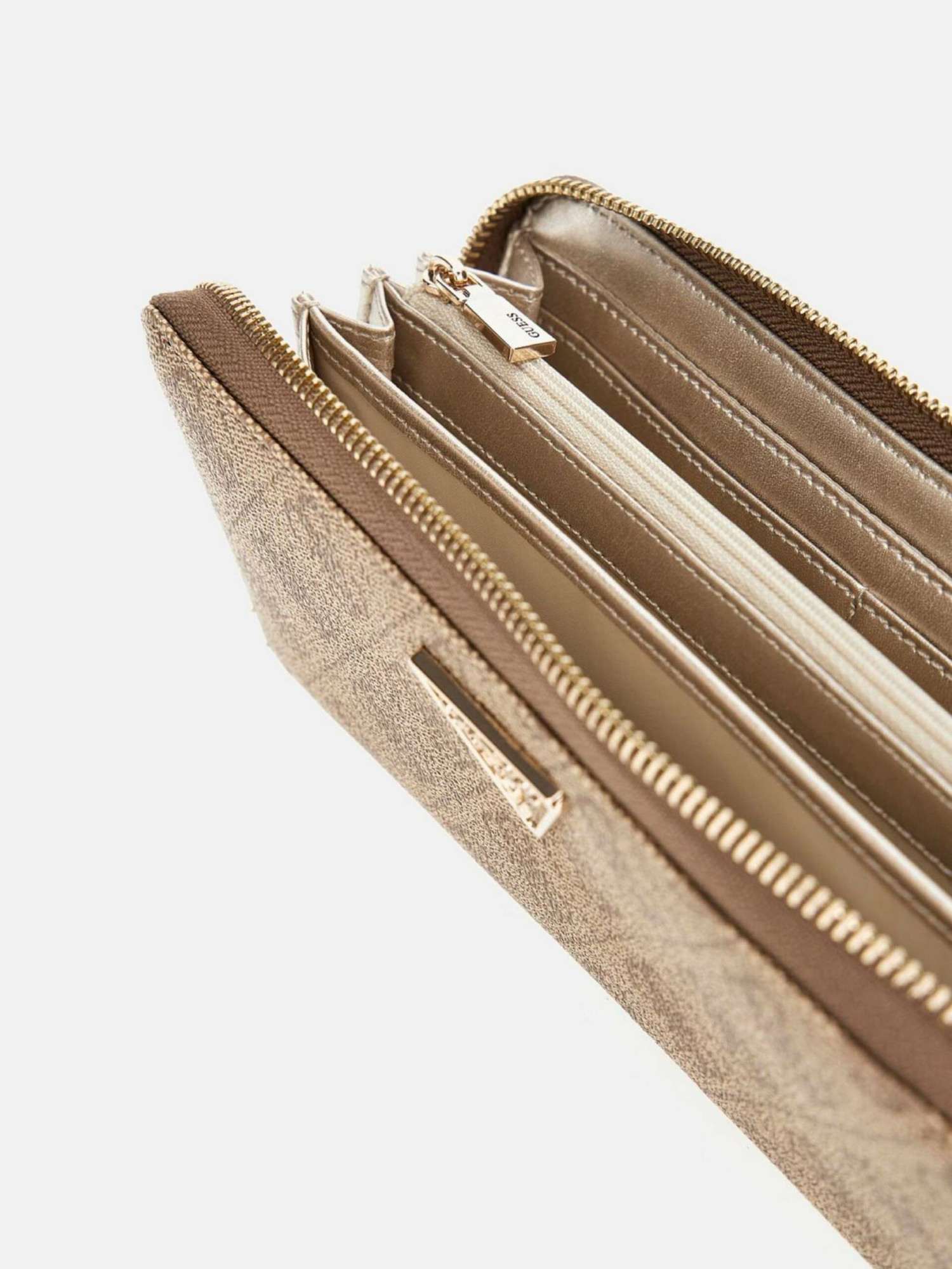 detail Guess dámská béžová peněženka