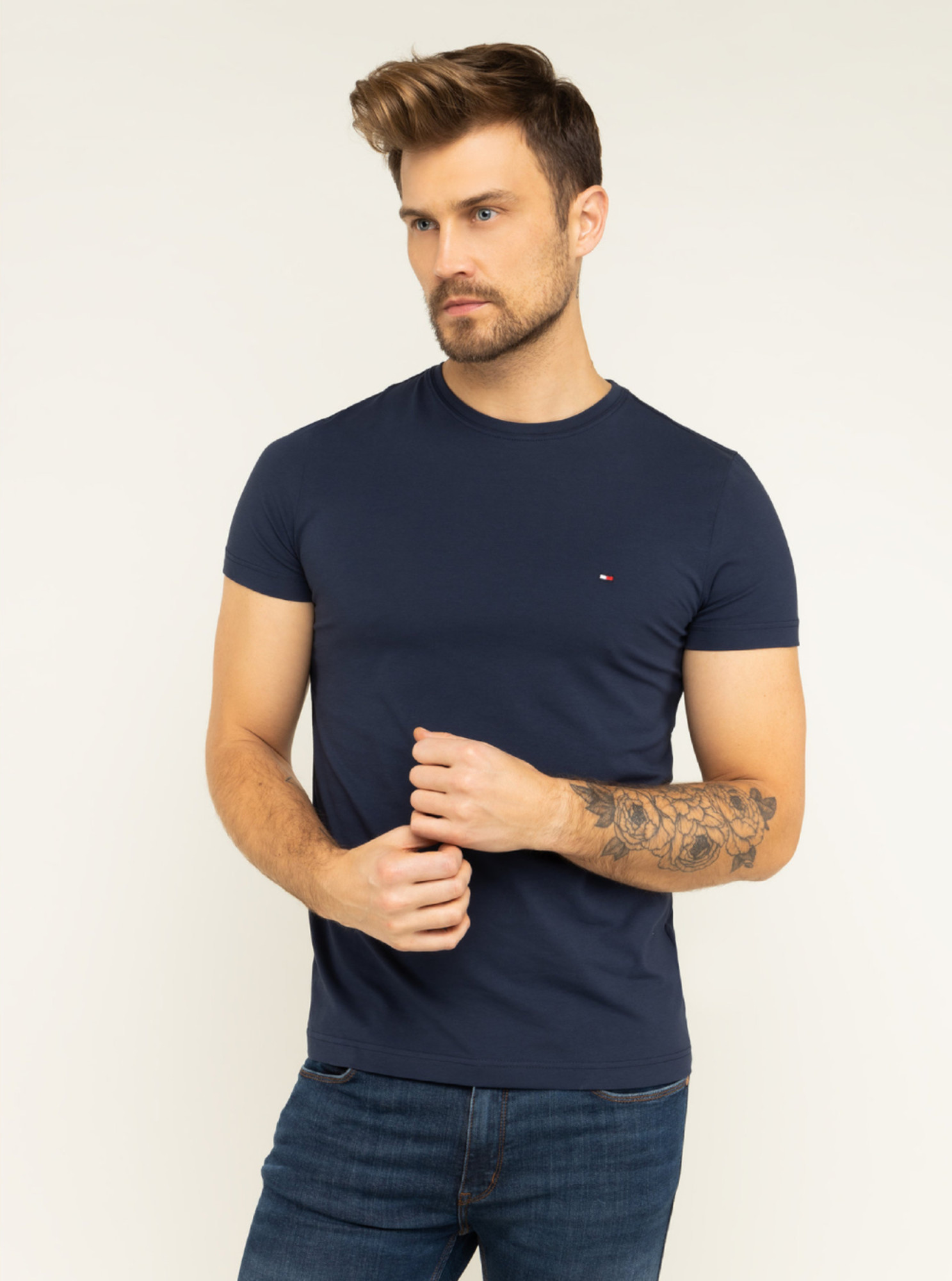 detail Tommy Hilfiger pánské tmavě modré tričko Stretch