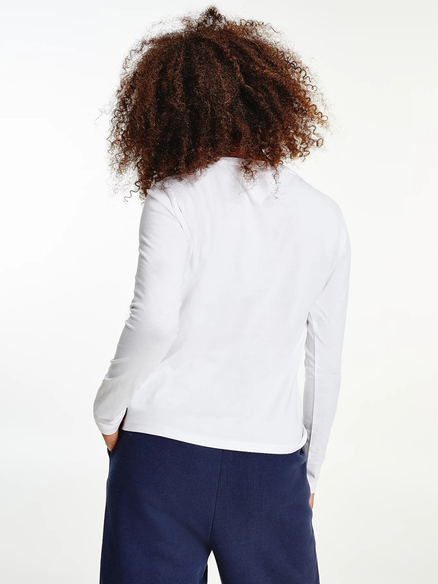 detail Tommy Jeans dámské bílé triko ESSENTIAL LOGO