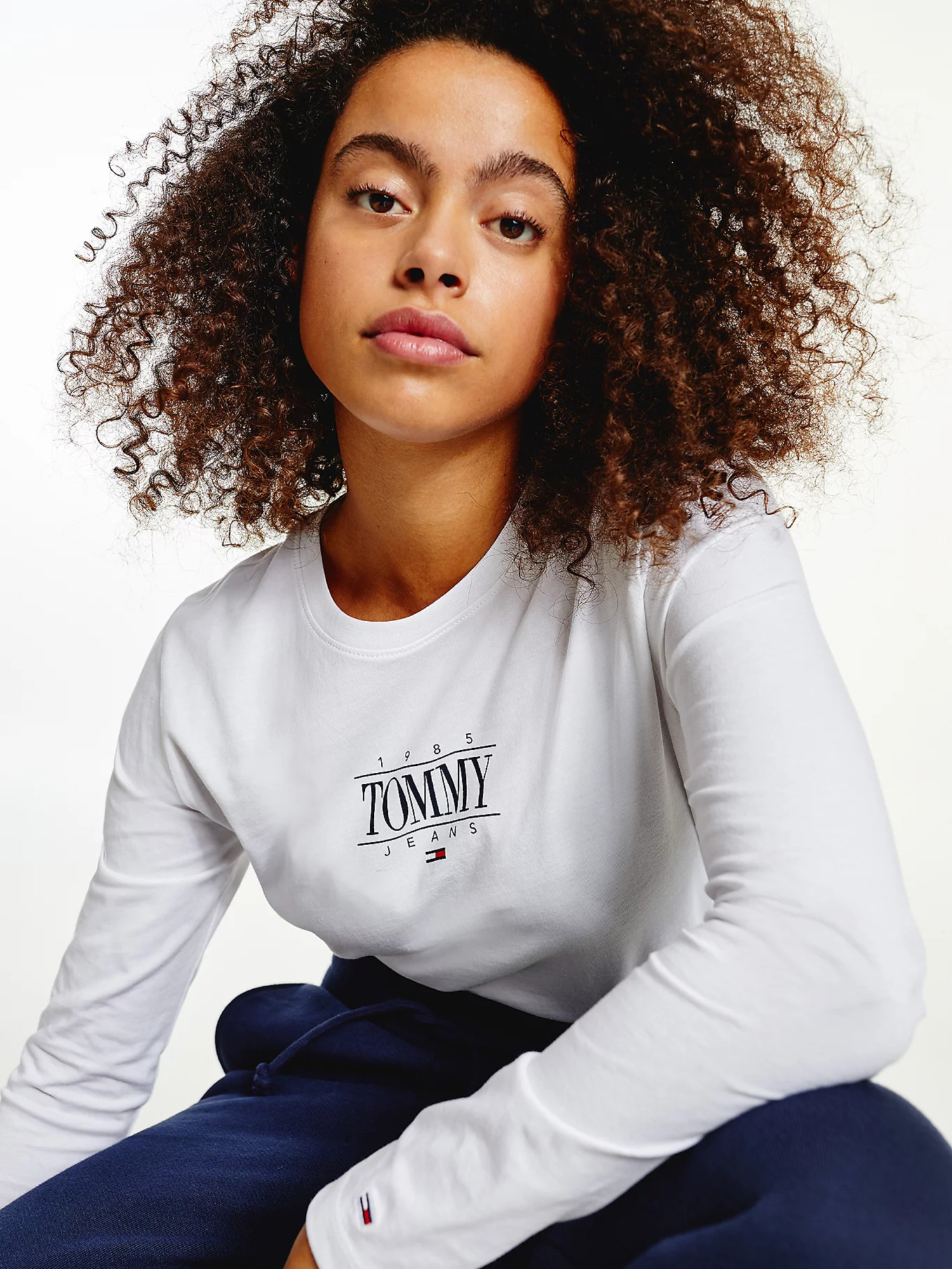 detail Tommy Jeans dámské bílé triko ESSENTIAL LOGO