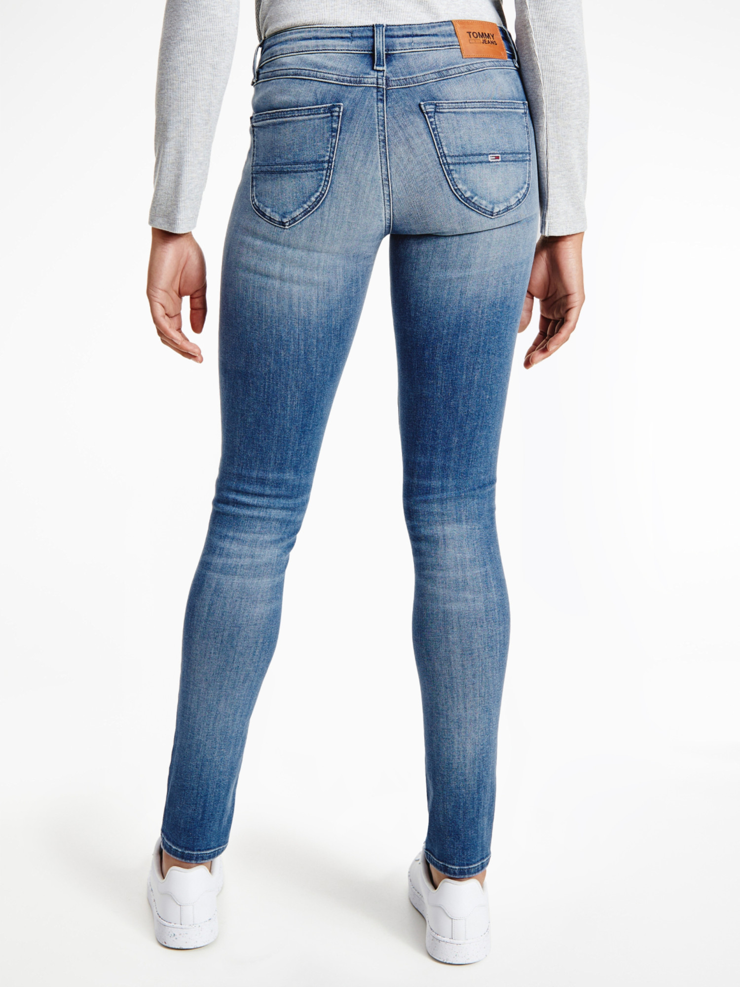 detail Tommy Jeans dámské tmavě modré džíny SOPHIE