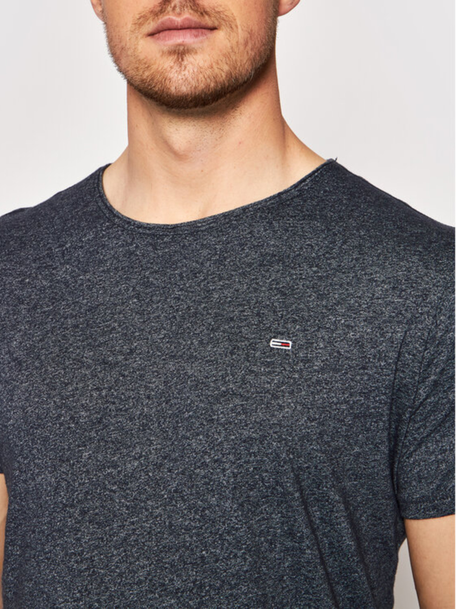 detail Tommy Jeans pánské modré triko SLIM JASPE