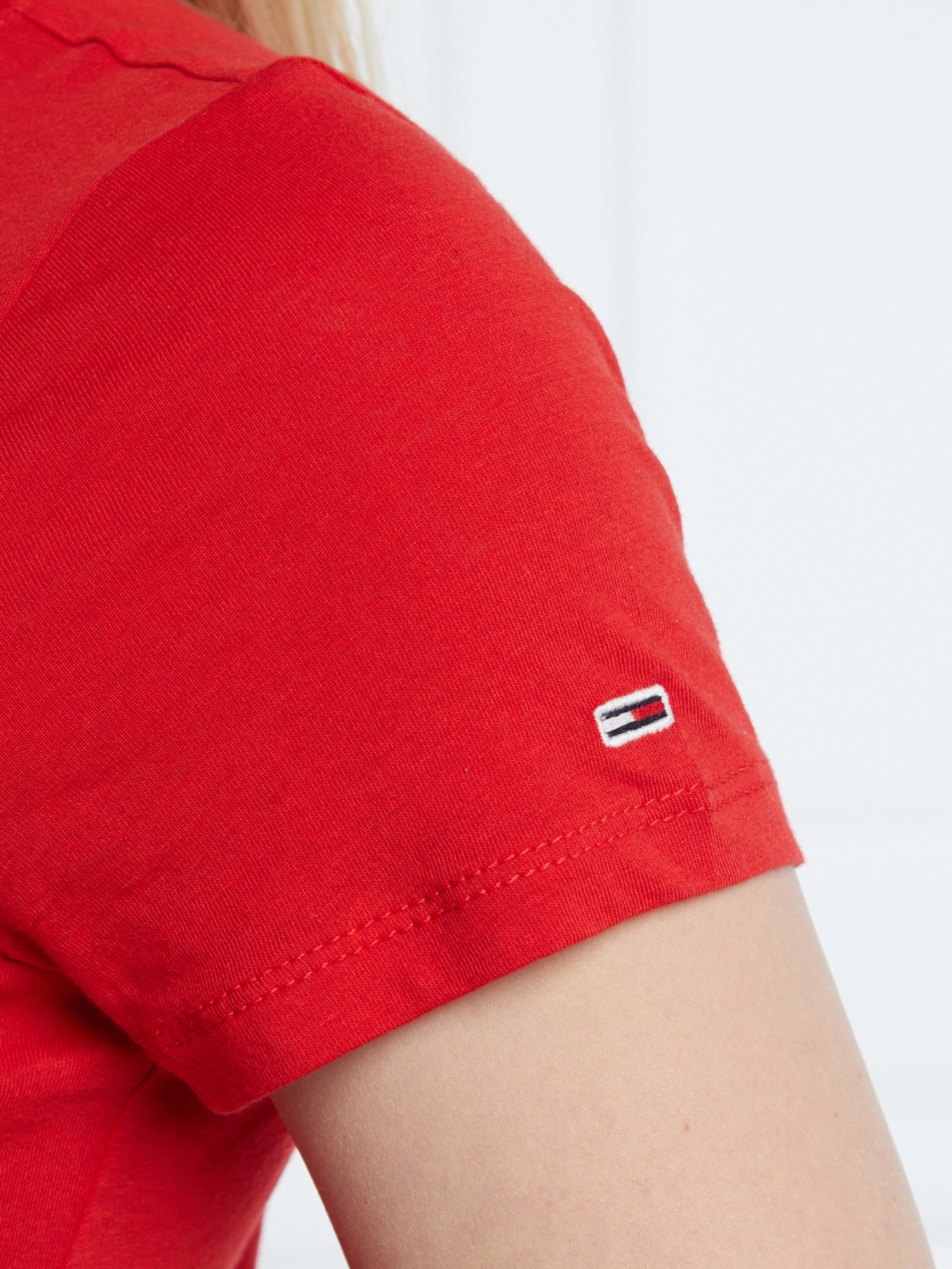 detail Tommy Jeans dámské červené tričko