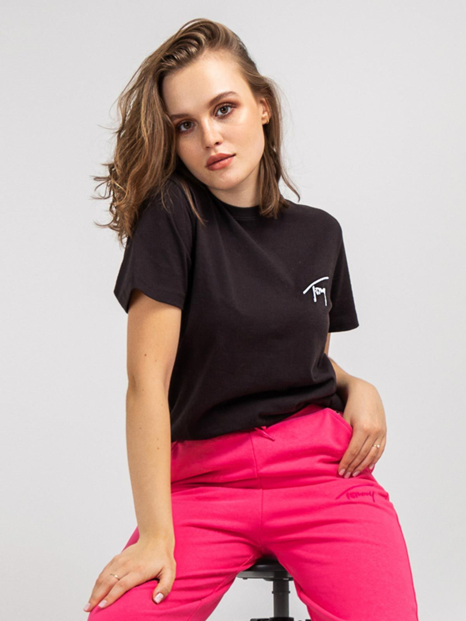 detail Tommy Jeans dámské černé triko SIGNATURE