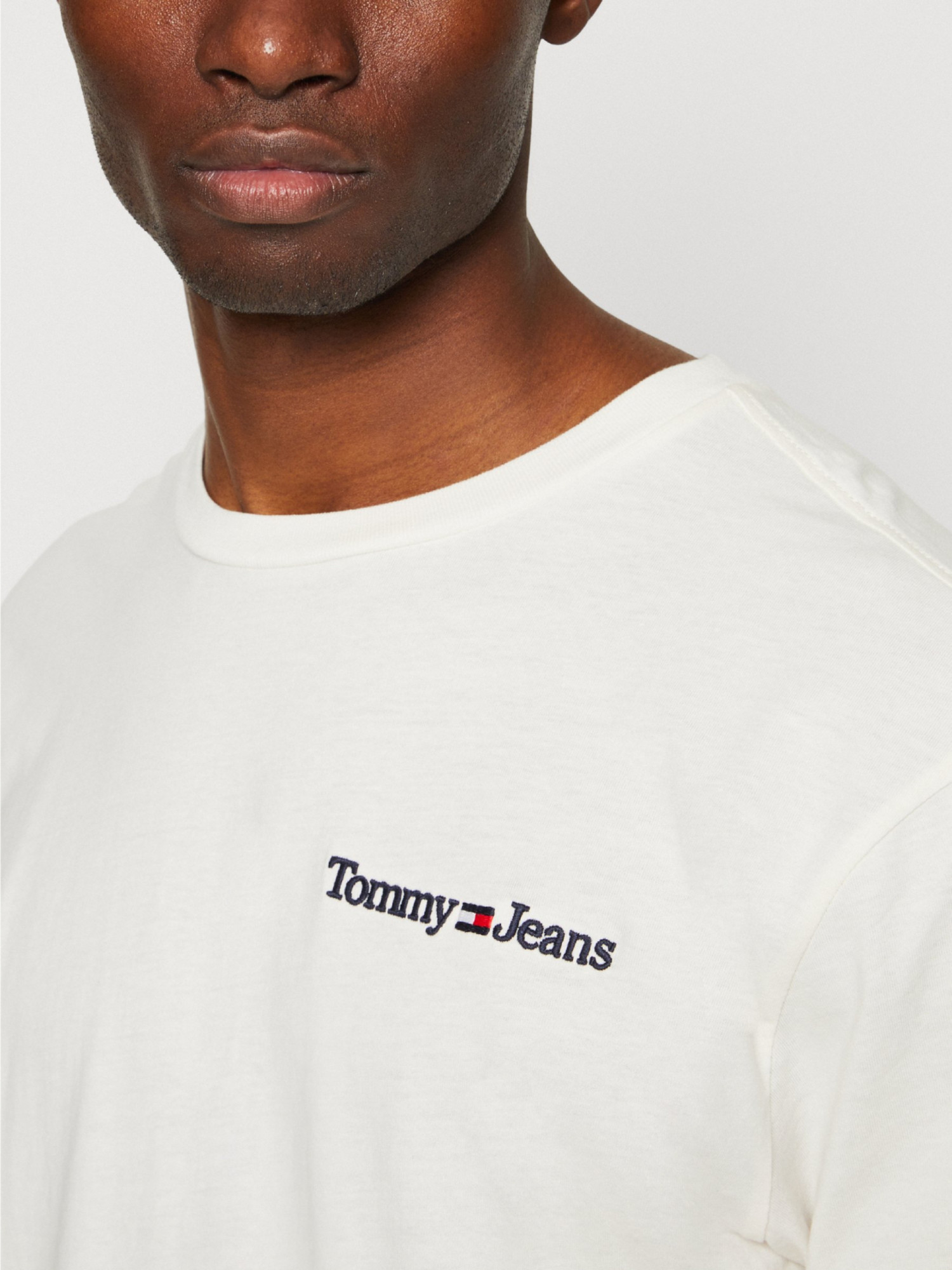 detail Tommy Jeans pánské smetanové triko