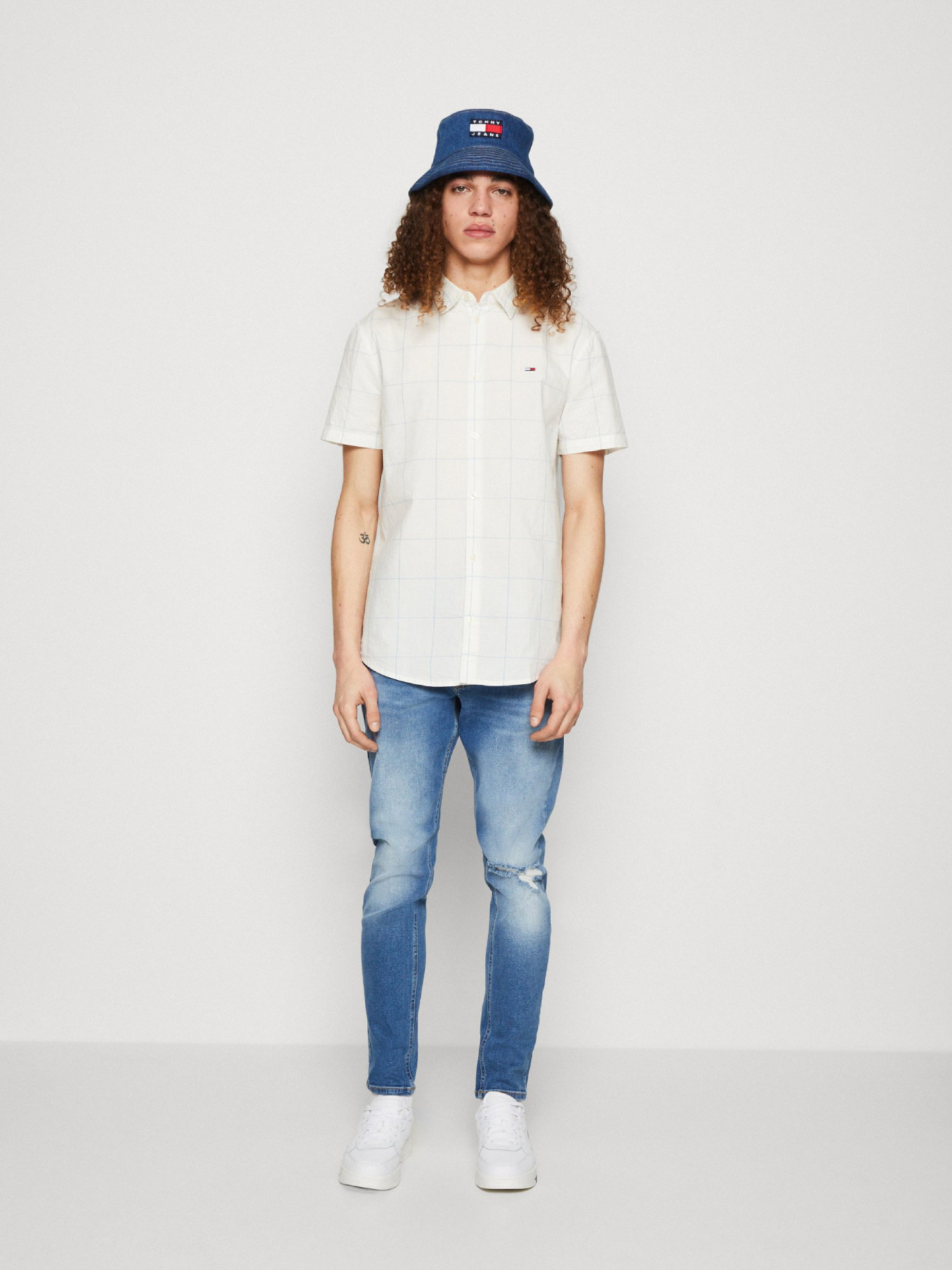 detail Tommy Jeans pánská bílá košile s krátkým rukávem