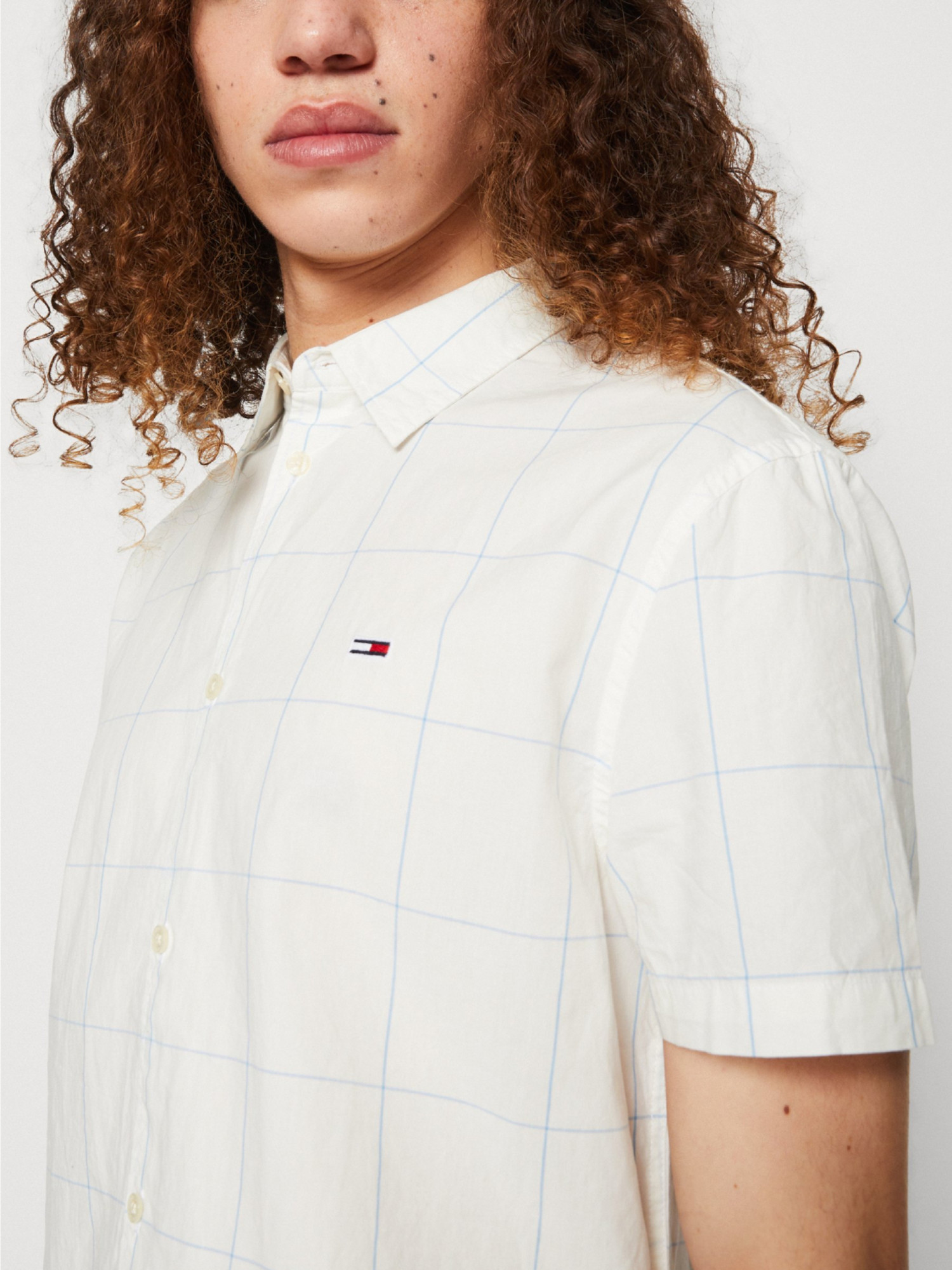 detail Tommy Jeans pánská bílá košile s krátkým rukávem