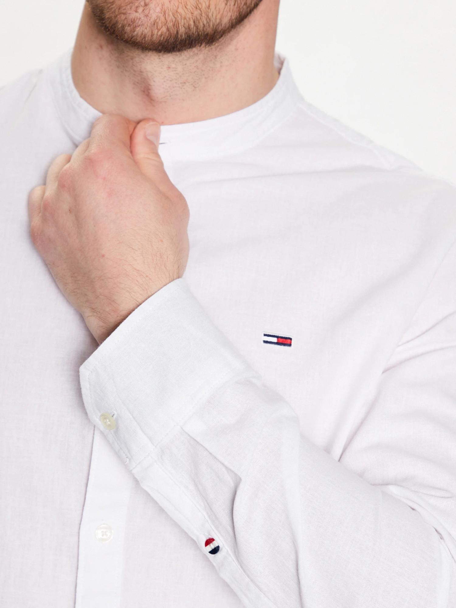 detail Tommy Jeans pánská bílá košile