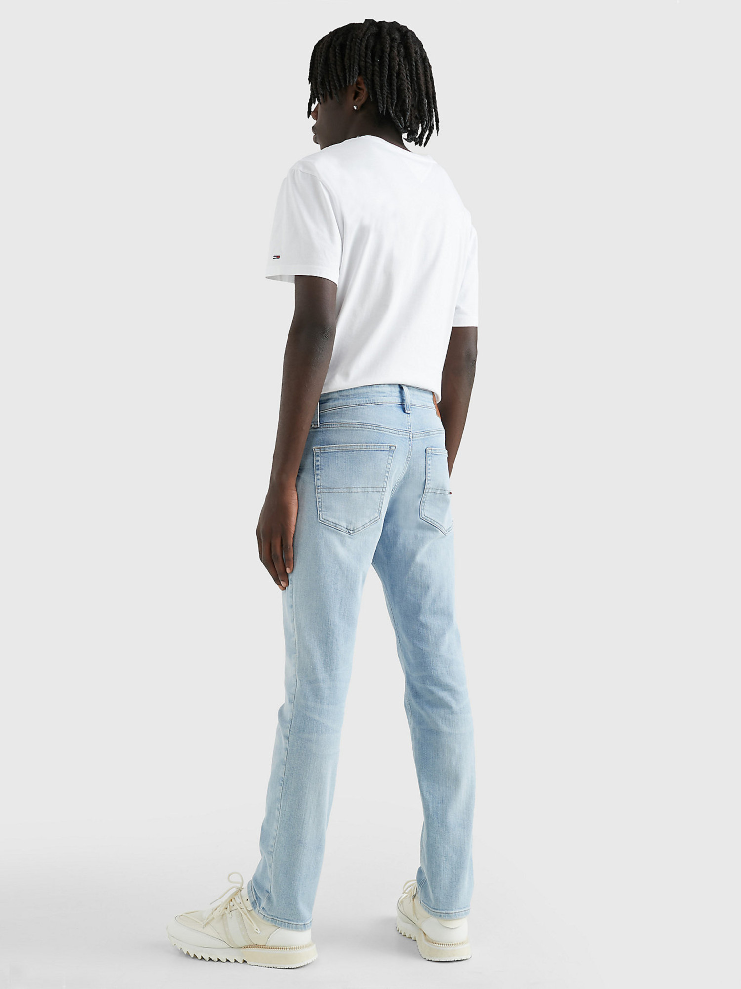 detail Tommy Jeans pánské světle modré džíny SCANTON