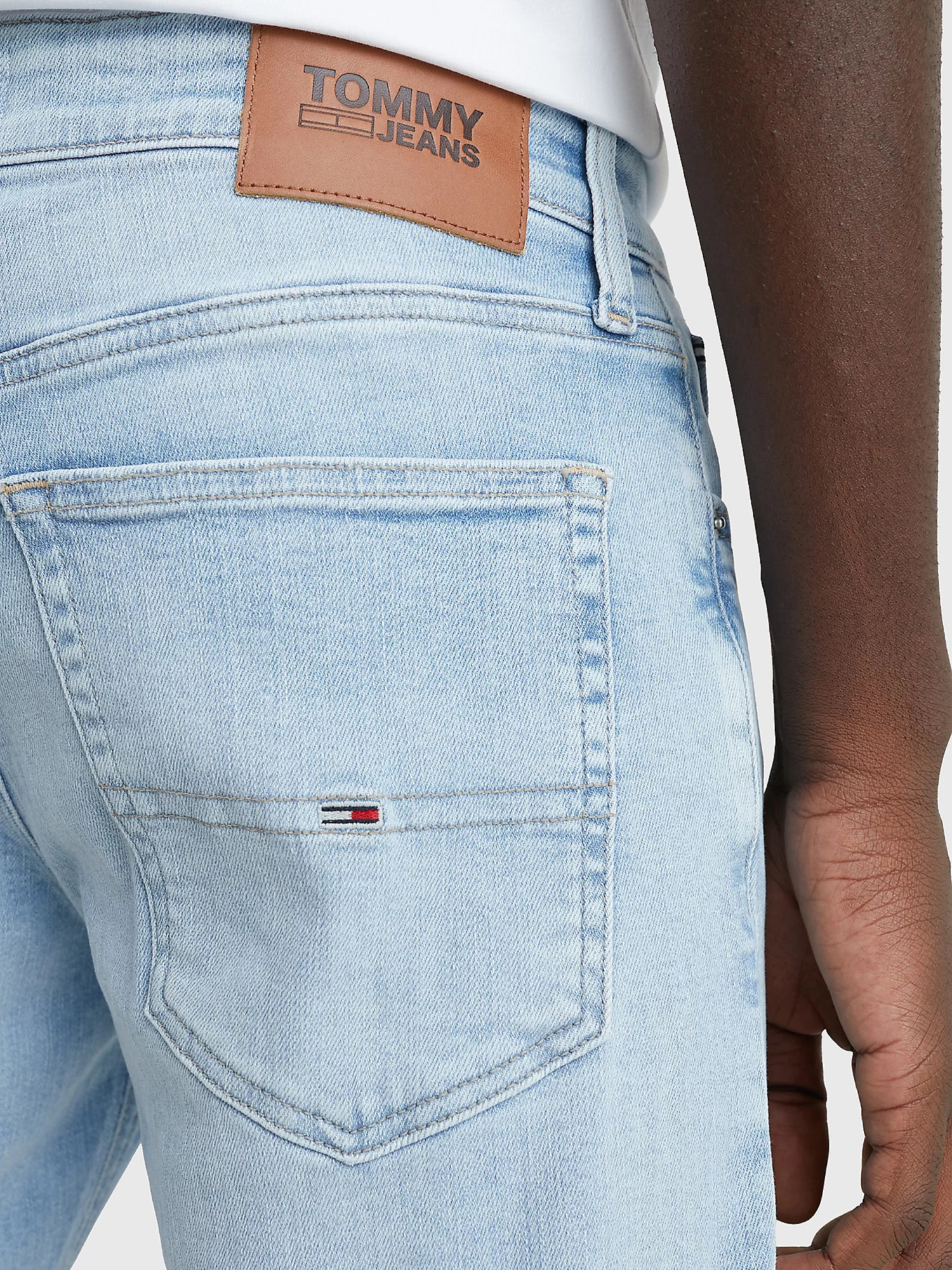 detail Tommy Jeans pánské světle modré džíny SCANTON