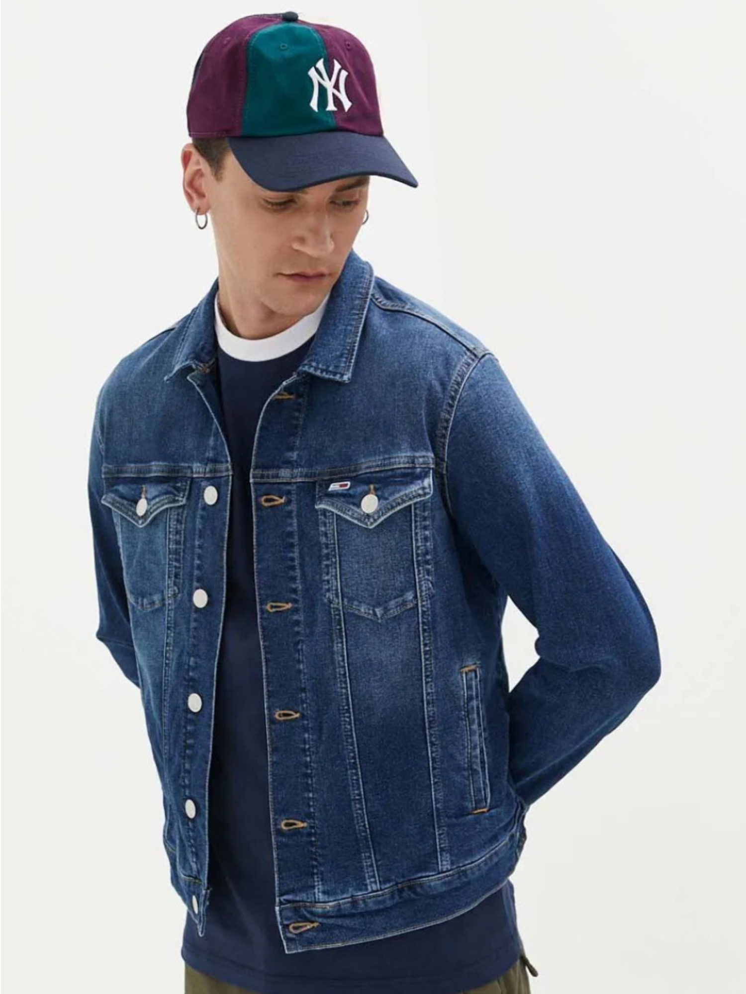 detail Tommy Jeans pánská tmavě modrá džínová bunda