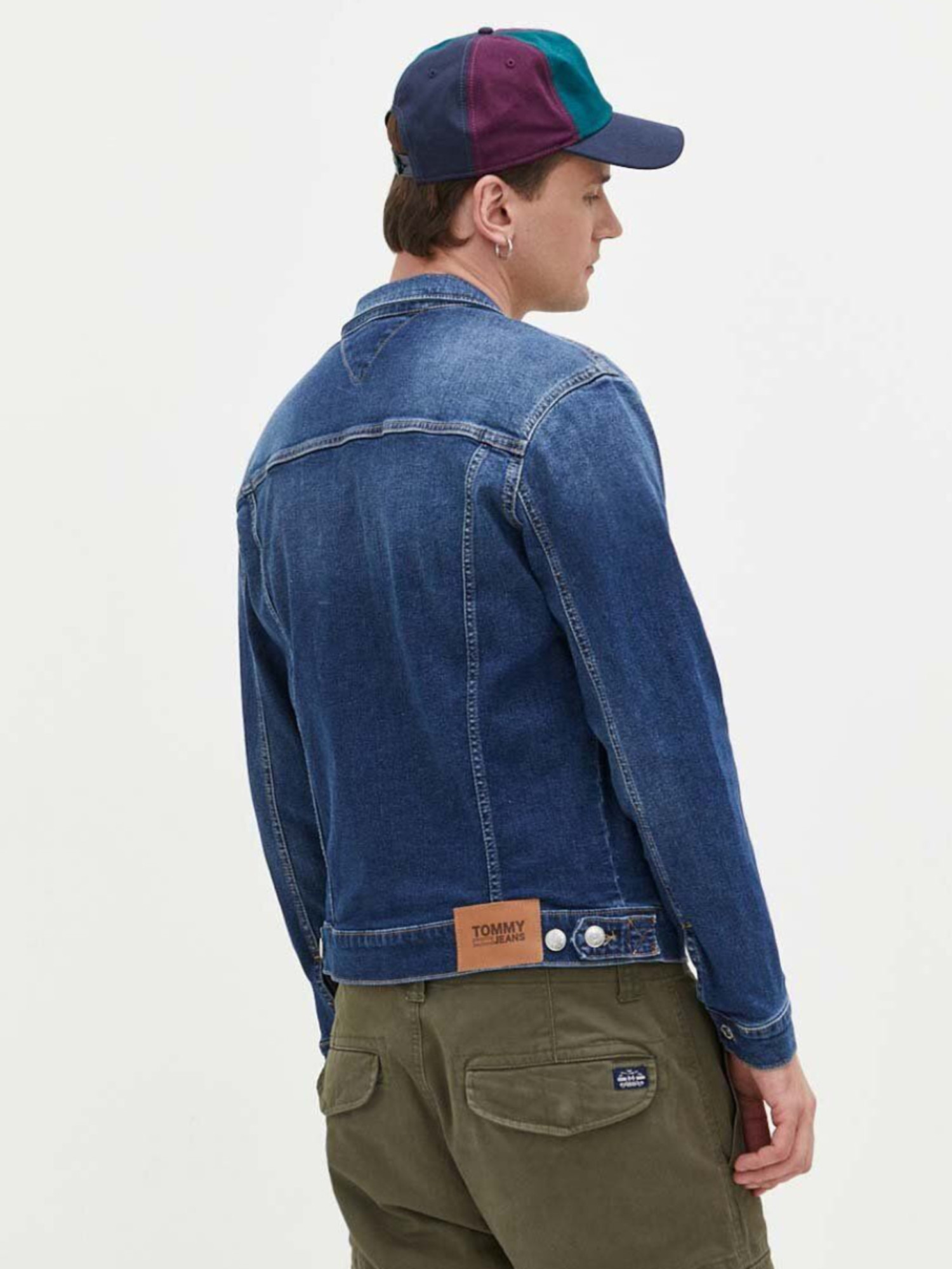 detail Tommy Jeans pánská tmavě modrá džínová bunda