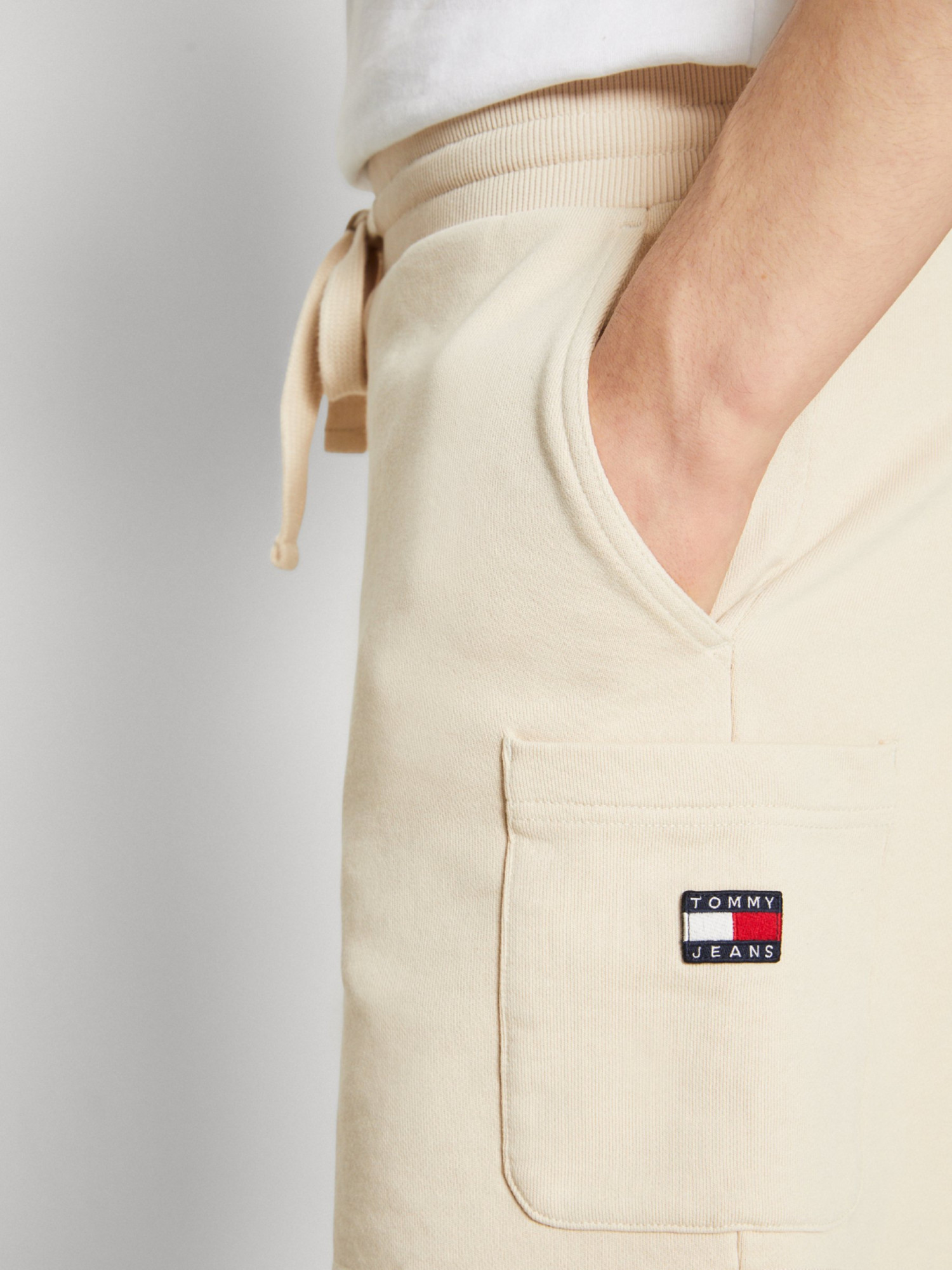 detail Tommy Jeans pánské béžové teplákové šortky