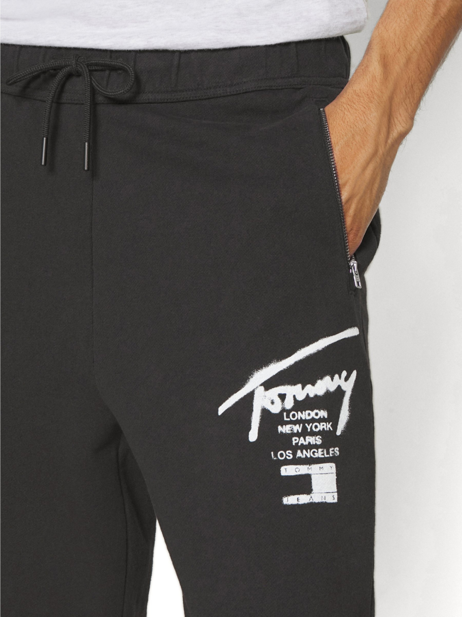detail Tommy Jeans pánské černé tepláky