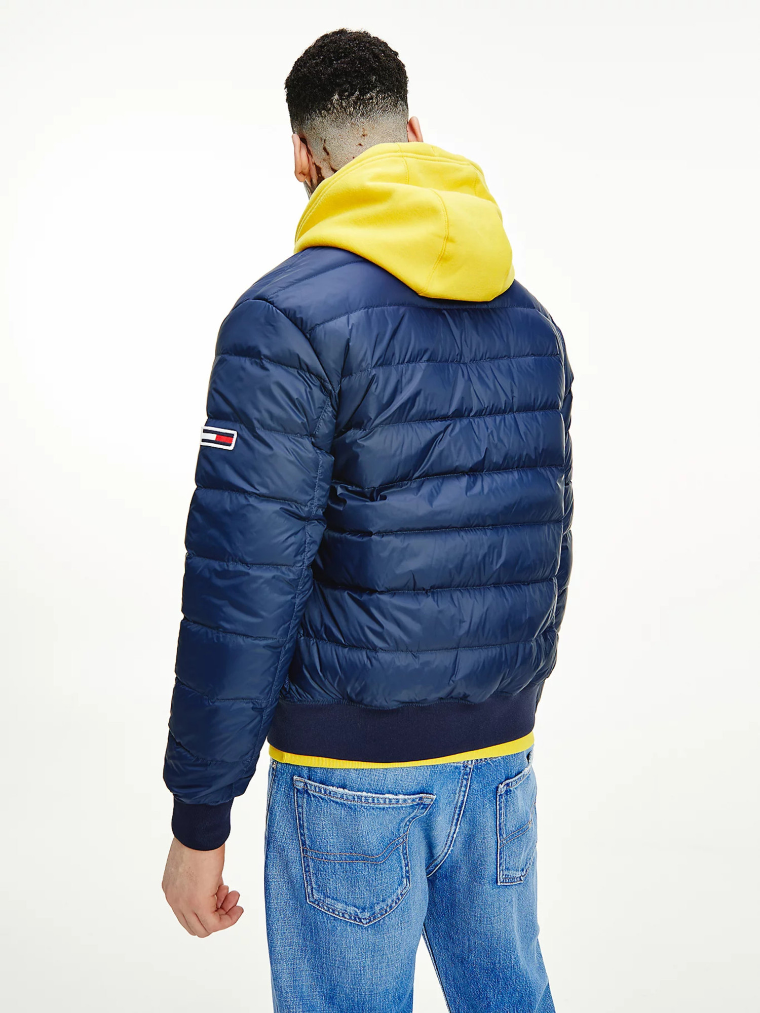 detail Tommy Jeans pánská tmavě modrá péřová bunda