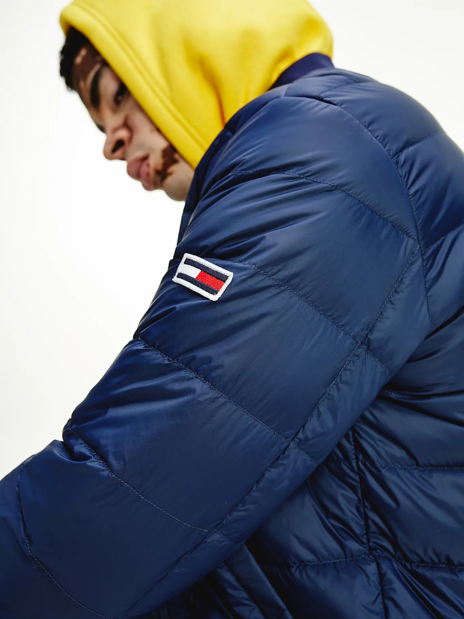 detail Tommy Jeans pánská tmavě modrá péřová bunda