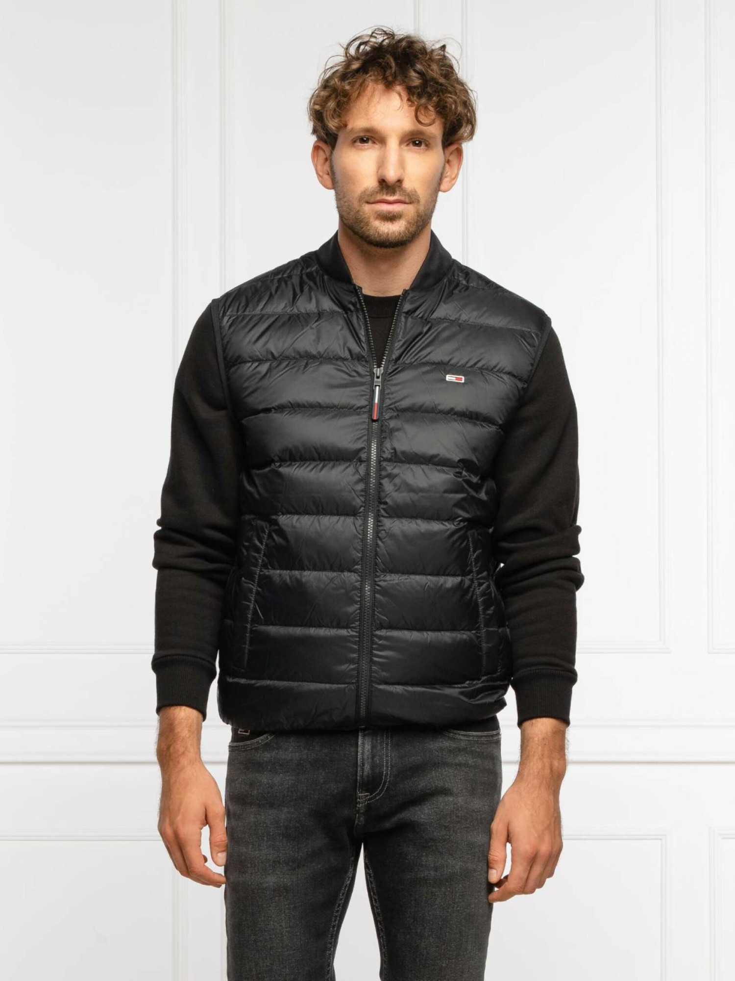 detail Tommy Jeans pánská černá vesta