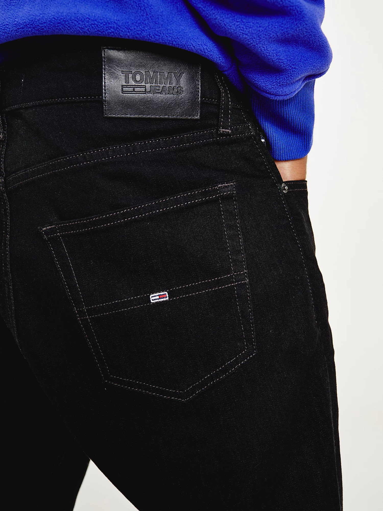 detail Tommy Jeans pánské černé džíny