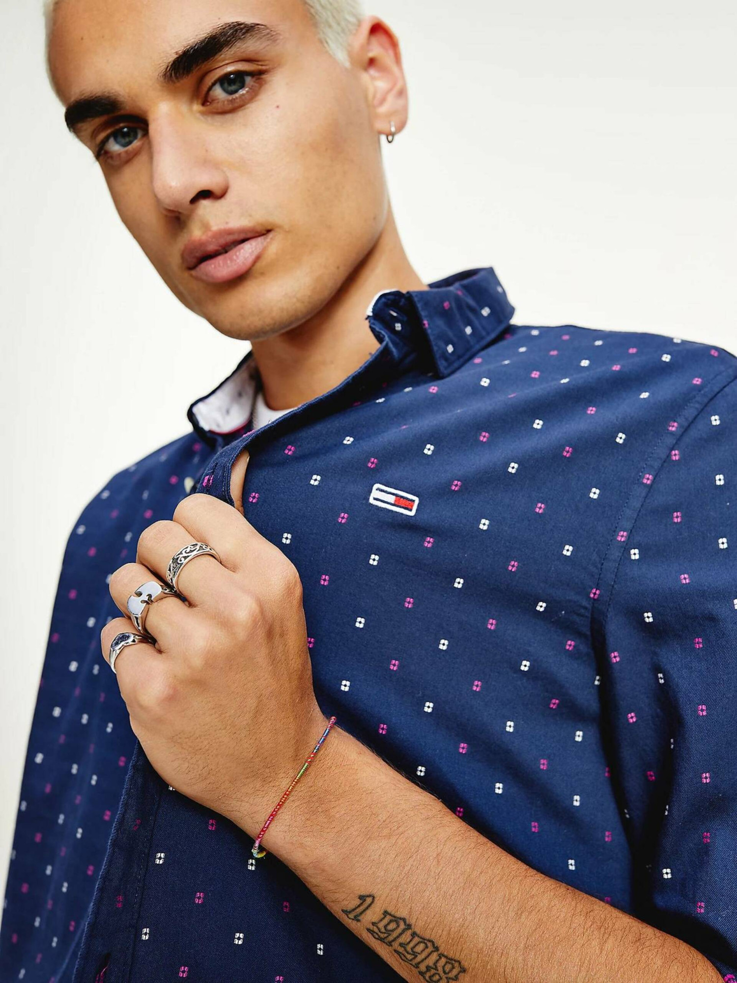 detail Tommy Jeans pánská tmavě modrá košile se vzorem