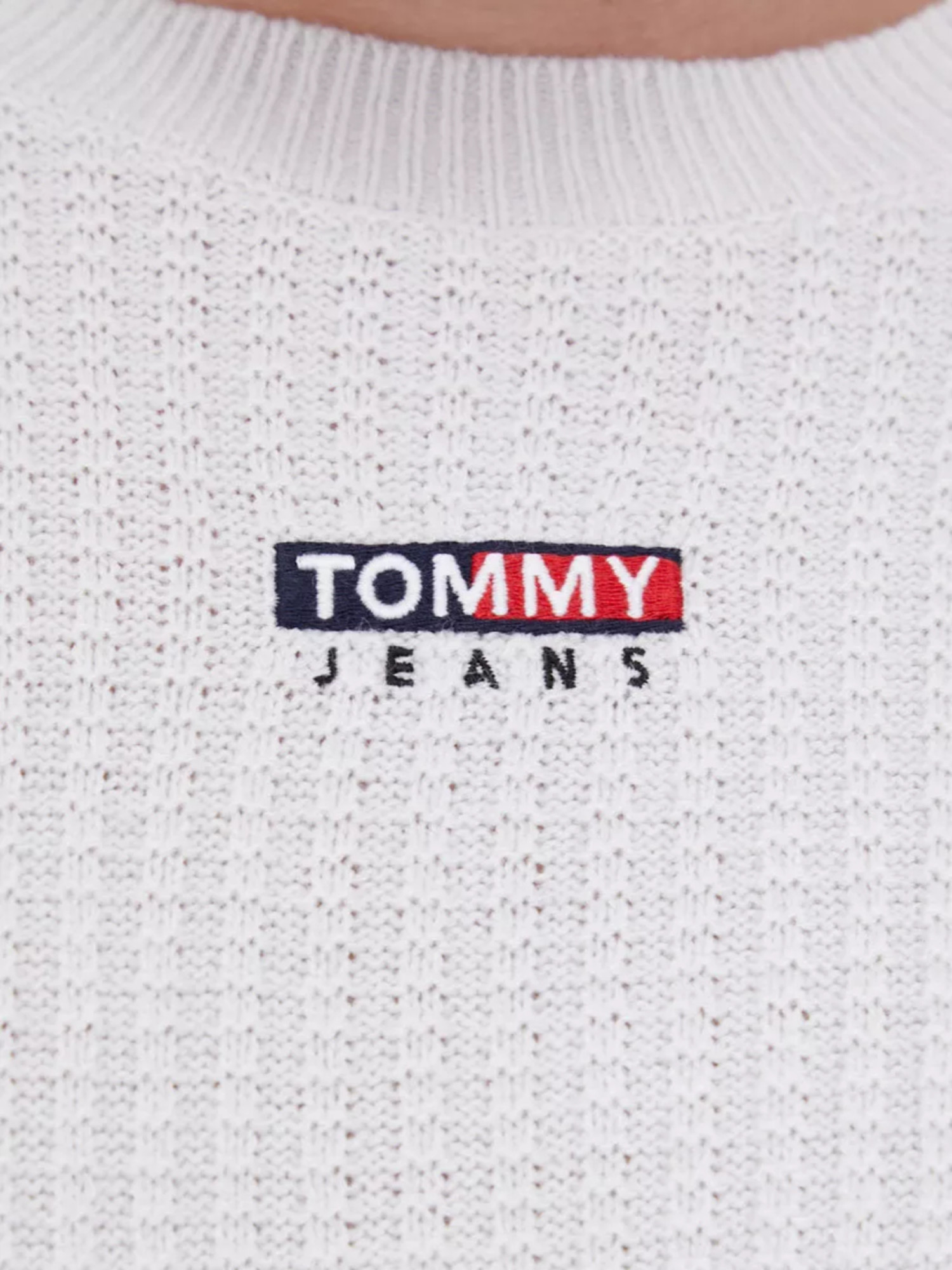 detail Tommy Jeans pánský světle šedý svetr