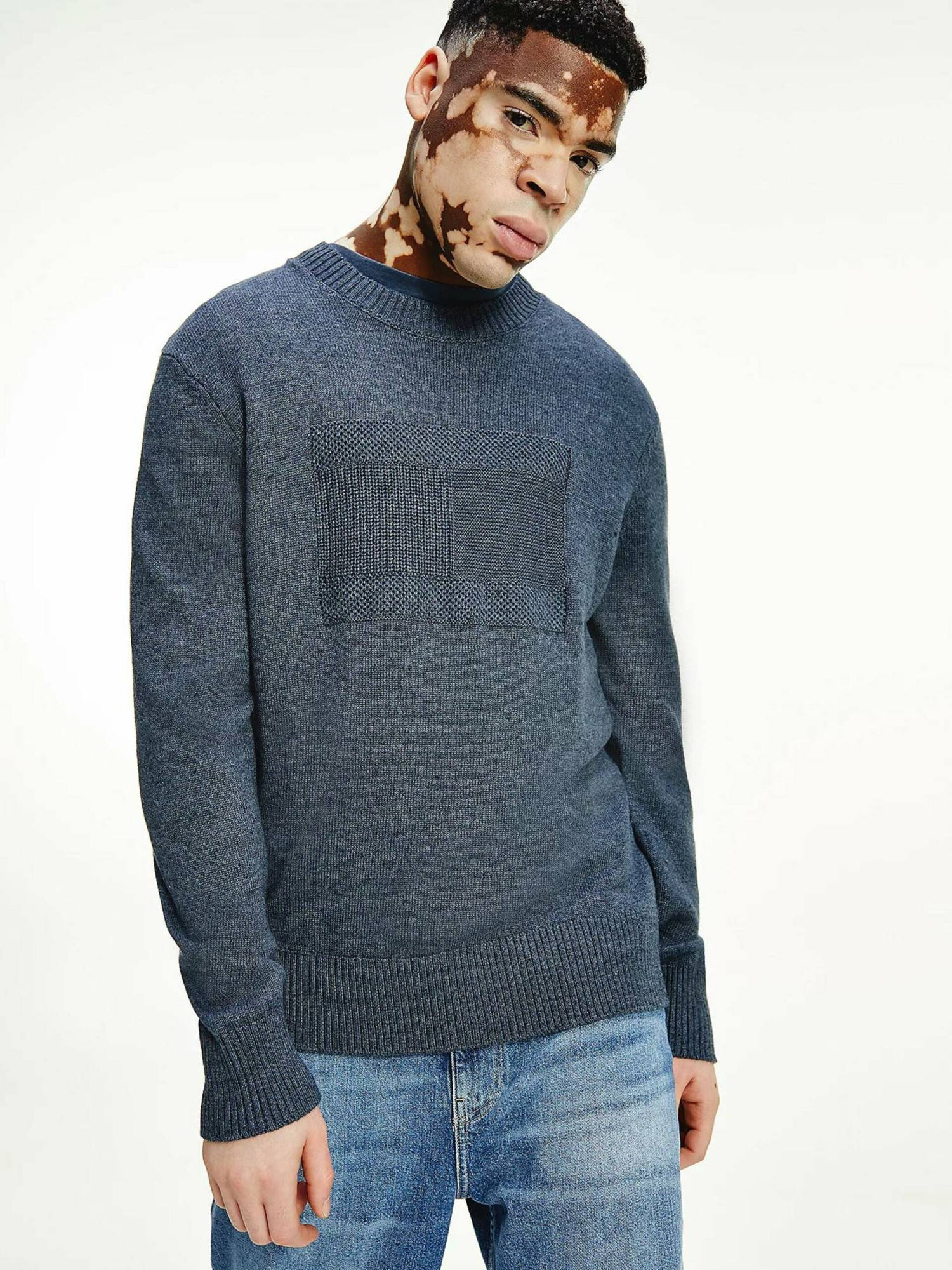 detail Tommy Jeans pánský modrý svetr TONAL