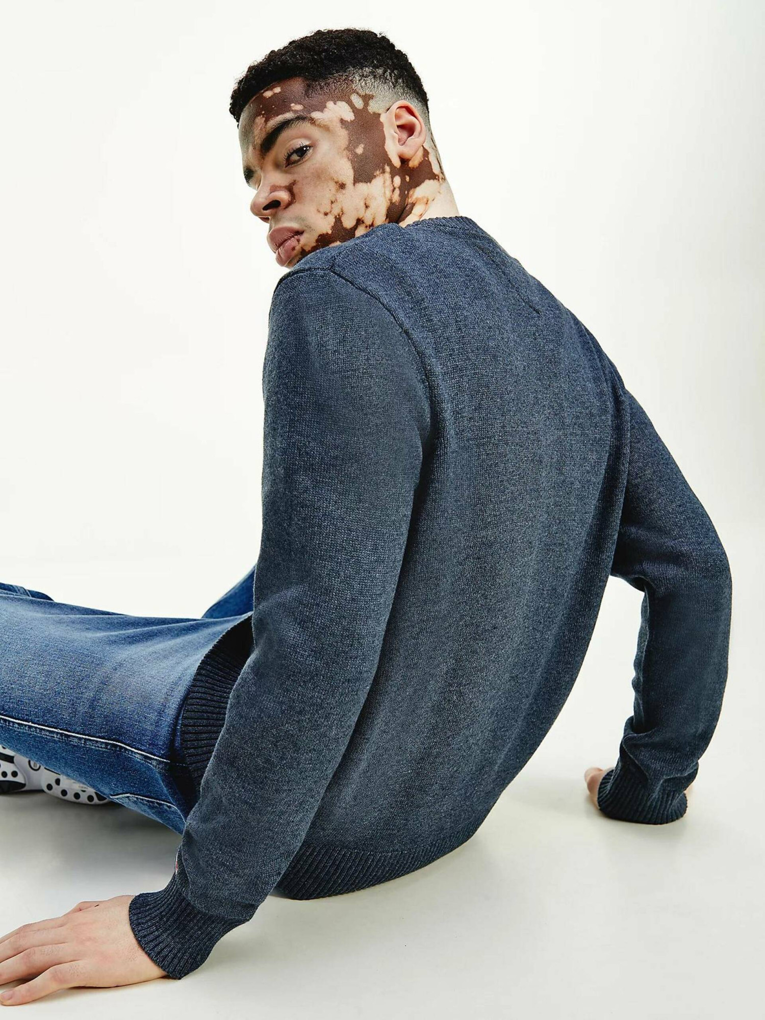 detail Tommy Jeans pánský modrý svetr TONAL