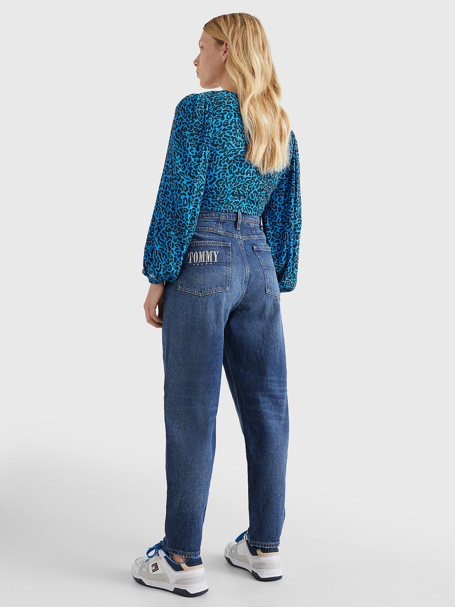 detail Tommy Jeans dámské tmavě modré džíny MOM JEAN